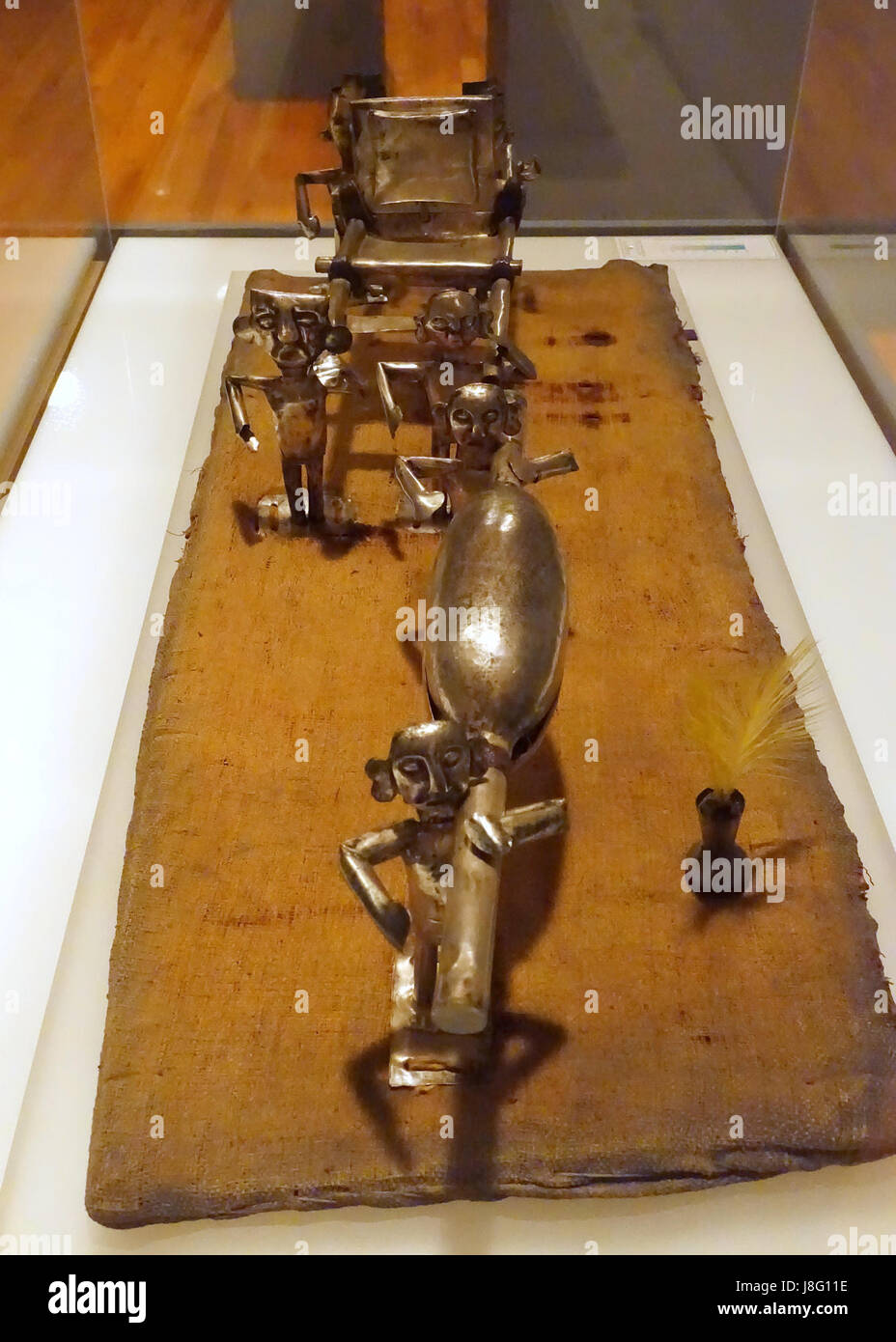 La corteccia funebre modello della cultura Chancay Chimu del Perù (1400 d.C. circa) è un manufatto storico fatto di rame argentato, cotone, canne e piume. È in mostra presso il Museo d'Arte Krannert, che espone pratiche di sepoltura precolombiane. Foto Stock