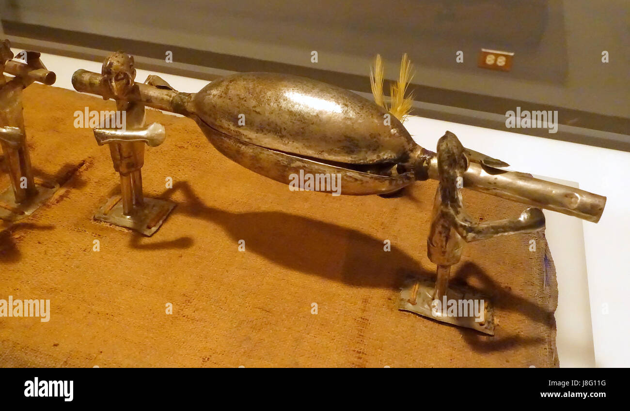 Questo pezzo descrive un modello di corteccia funebre della cultura Chancay Chimu del Perù, datata intorno al 1400 d.C. I materiali includono rame argentato, cotone, canne e piume, evidenziando l'artigianato artistico del tempo. Foto Stock