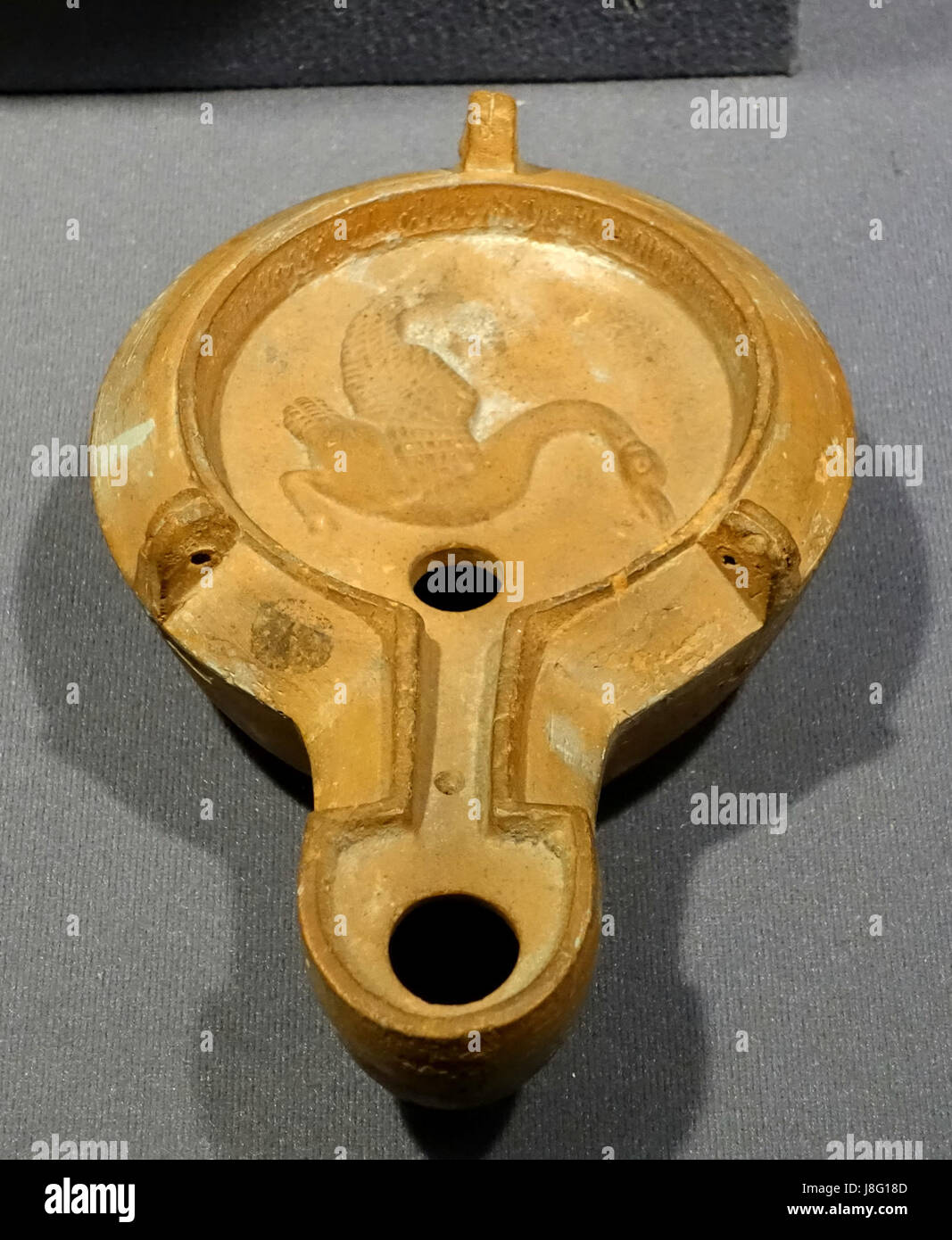Questa lampada in ceramica di epoca romana, datata tra il 100 e il 300 d.C., è stata realizzata utilizzando tecniche di stampaggio. È ospitato nel Museum of Anthropology dell'Università della Columbia Britannica. Foto Stock
