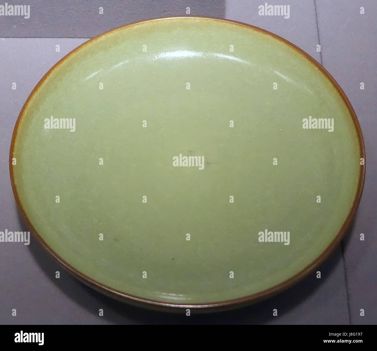 Piatto, Cina dinastia Ming, Tianqi periodo, 1621 1627 Annuncio, gres, smalto celadon Museo di Antropologia, University of British Columbia DSC09147 Foto Stock
