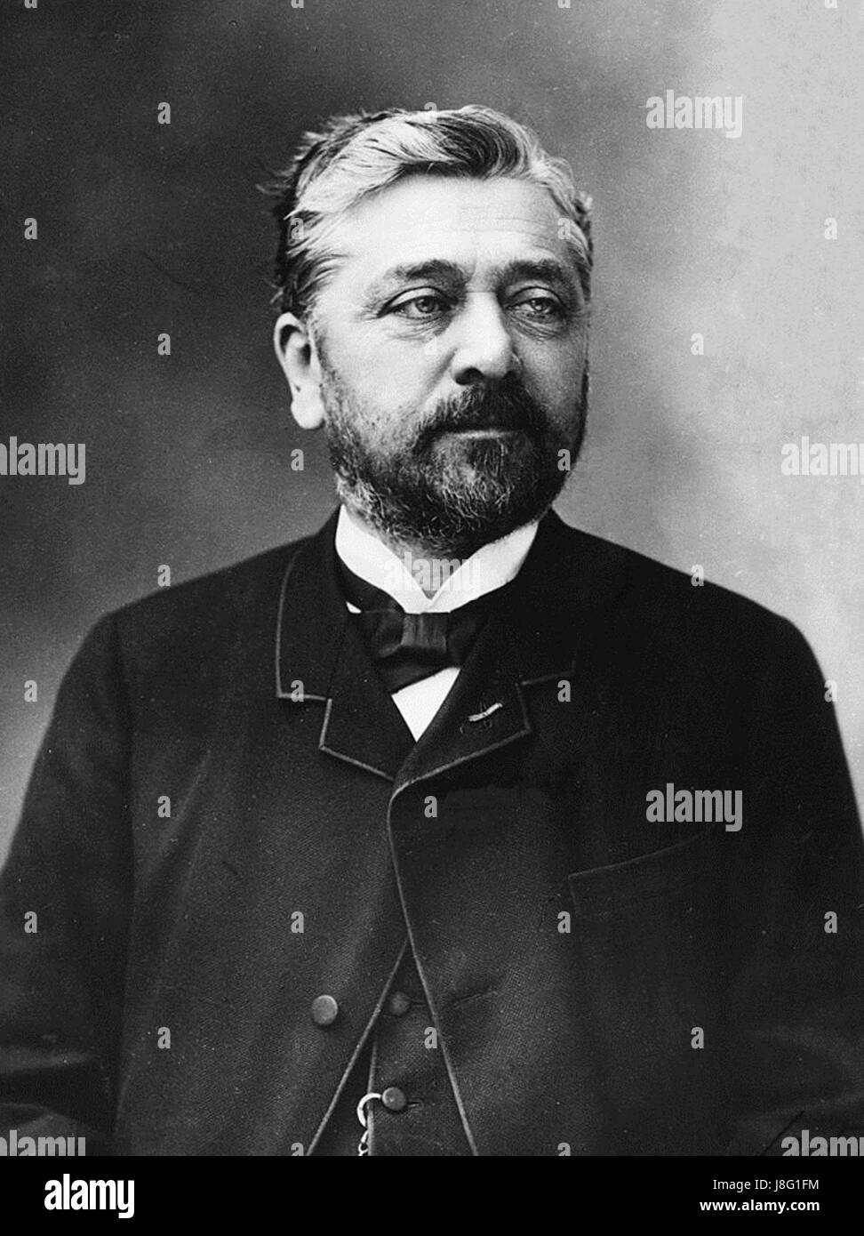 Una fotografia di Gustave Eiffel, scattata nel 1888 da Nadar, che mostra il famoso ingegnere francese famoso per aver progettato la Torre Eiffel. L'immagine cattura Eiffel in un ritratto formale, che riflette il suo significato nella storia dell'ingegneria. Foto Stock