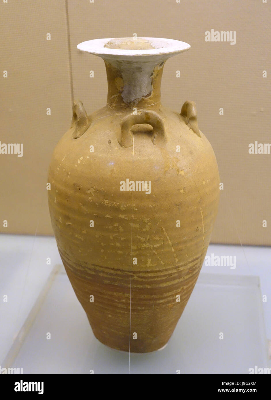 Questa bottiglia a quattro orecchie, originaria del forno Qiong in Cina durante la dinastia Song (960-1279 d.C.), è un bell'esempio di artigianato ceramico smaltato giallo ed è ospitata nel Museo provinciale di Sichuan a Chengdu, Cina. Foto Stock