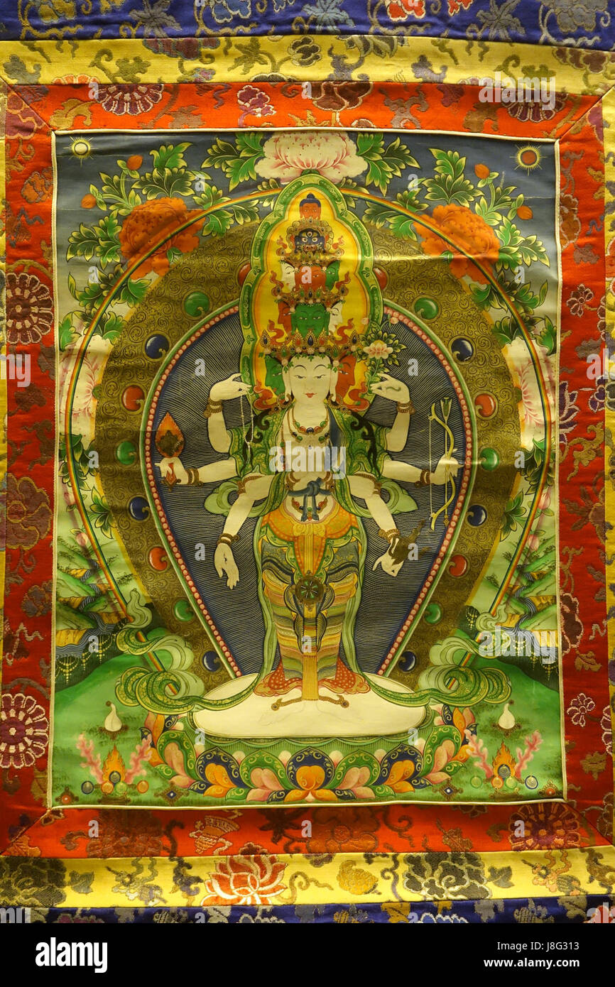 Questa statua di Avalokitesvara, con undici volti, si trova nel Museo Provinciale del Sichuan a Chengdu, Cina. La scultura rappresenta il bodhisattva buddhista della compassione, popolare nel buddismo tibetano. Foto Stock