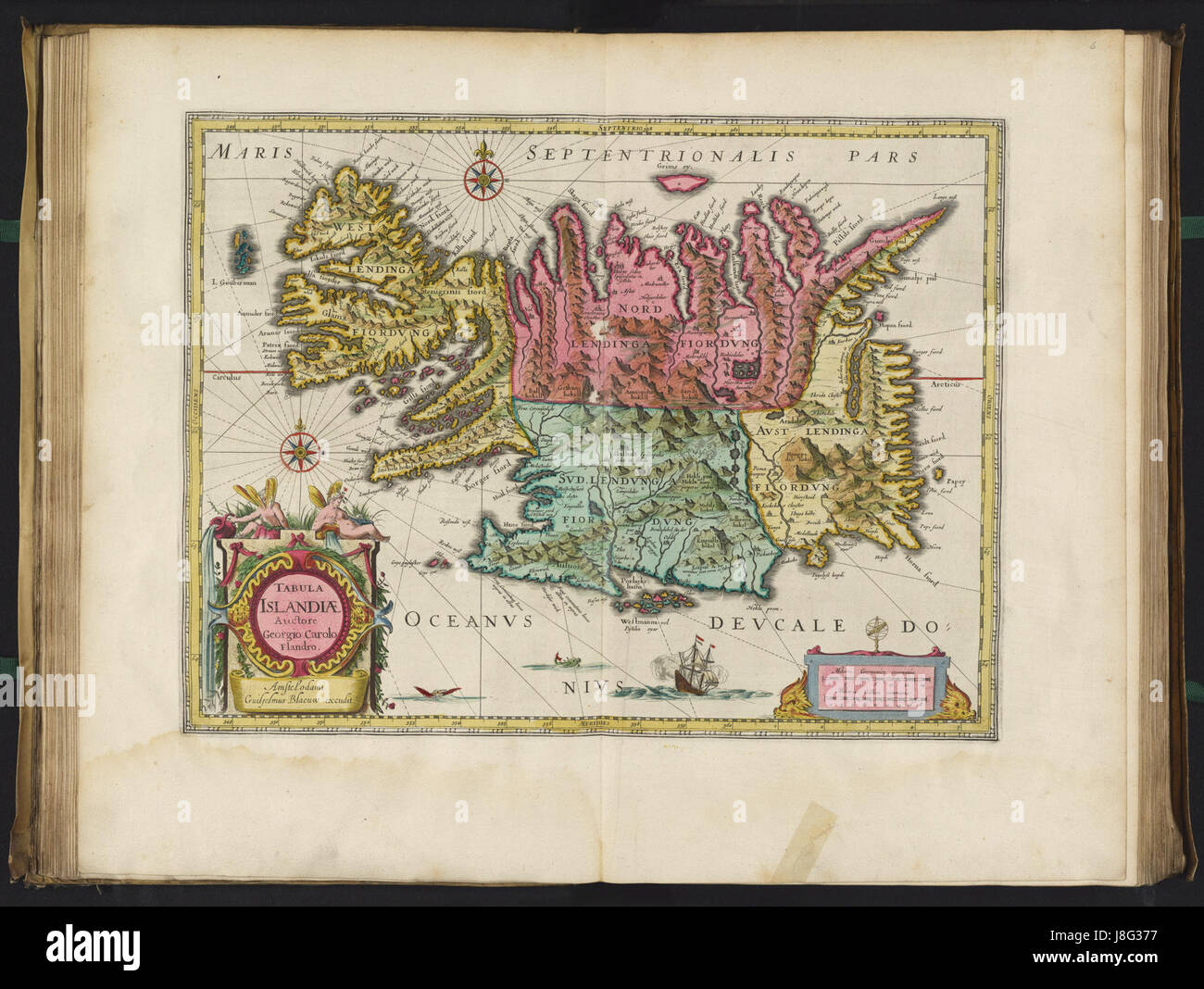 "Iceland by Blaeu" (1665) è una mappa storica che raffigura l'isola d'Islanda nel XVII secolo. Creata dal cartografo Blaeu, la mappa offre informazioni sulla comprensione geografica e l'esplorazione dell'isola durante il primo periodo moderno. Foto Stock