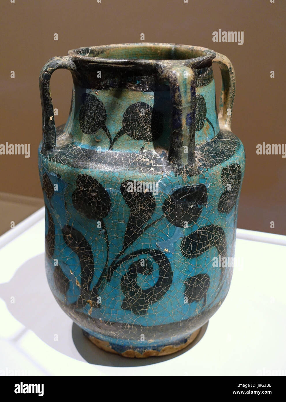 Un vaso iraniano dal XIV al XV secolo d.C., fatto di frittelle con sottosmalto. Esposto all'Aga Khan Museum di Toronto, Canada, espone l'arte islamica del periodo. Foto Stock