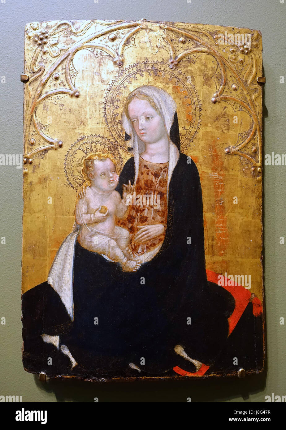 Questo dipinto "Madonna col bambino", attribuito a Michelino da Besozzo, fu realizzato a Milano intorno al 1428-1429. Presenta tempera e foglie d'oro su pannelli di legno, che mostrano l'arte religiosa del primo Rinascimento. Foto Stock Questo dipinto "Madonna col bambino", attribuito a Michelino da Besozzo, fu realizzato a Milano intorno al 1428-1429. Presenta tempera e foglie d'oro su pannelli di legno, che mostrano l'arte religiosa del primo Rinascimento. Foto Stock
