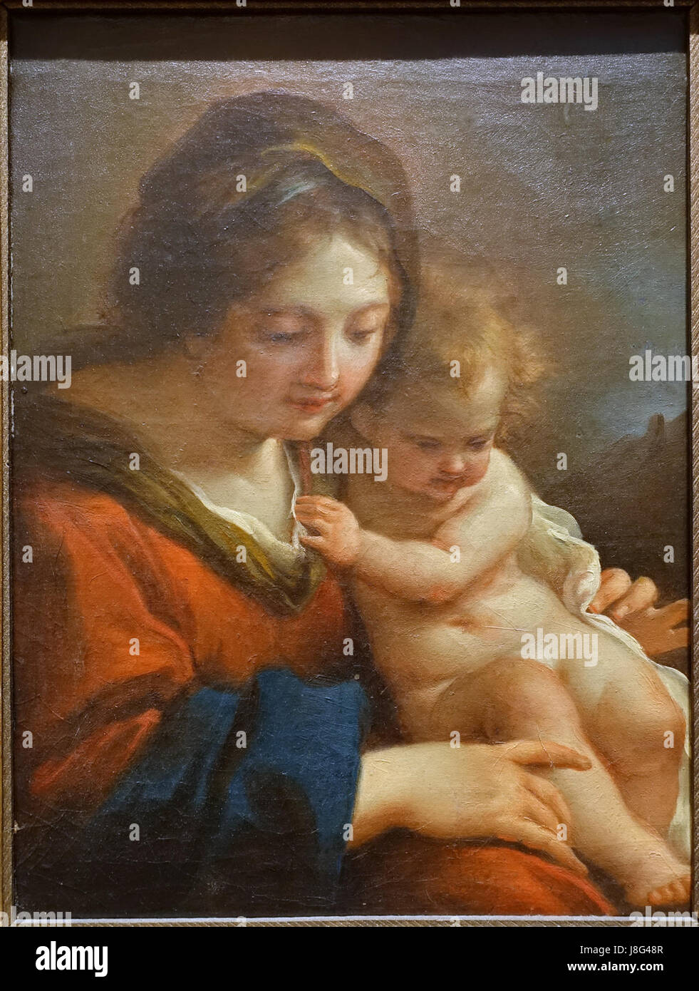 La Madonna con bambino (1790 ca.) di Giuseppe Cades è un dipinto a olio su tela raffigurante la Vergine Maria che tiene in braccio Gesù bambino. L'opera riflette lo stile neoclassico, tipico della fine del XVIII secolo a Roma, con la sua enfasi sulla composizione chiara e le forme idealizzate. Fa parte della collezione Blanton Museum of Art di Austin, Texas. Foto Stock