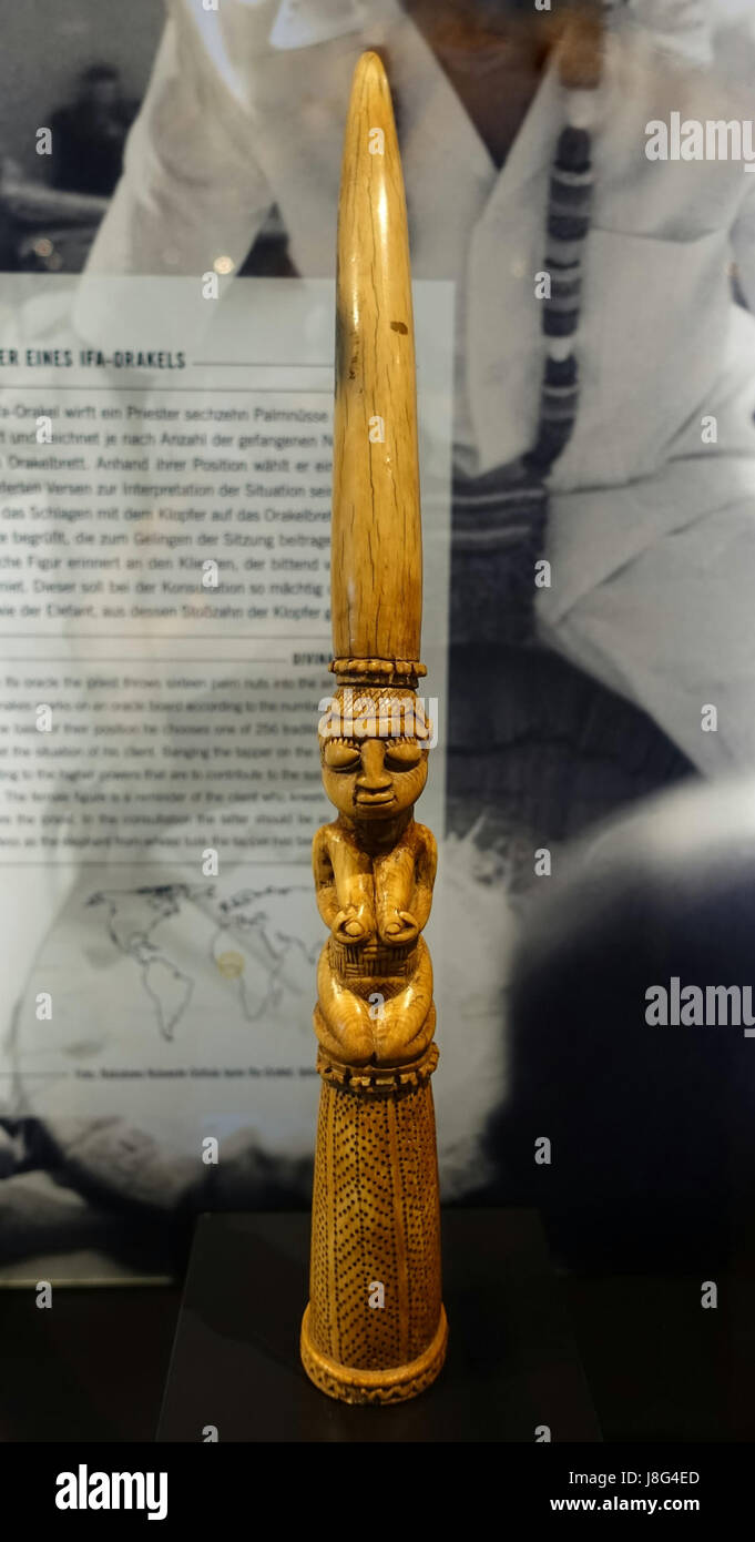 La Divinazione maschiatore, Yoruba, Nigeria, 1800s, avorio Rautenstrauch Museo Joest DSC00262 Foto Stock