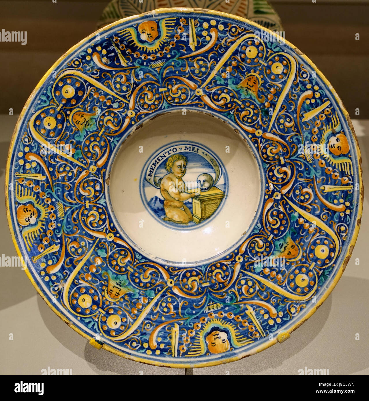 Il piatto con il memento Mei scena, Italia, Faenza, c. 1520 1530, maiolica Wadsworth Ateneo Hartford, CT05043 la DSC Foto Stock