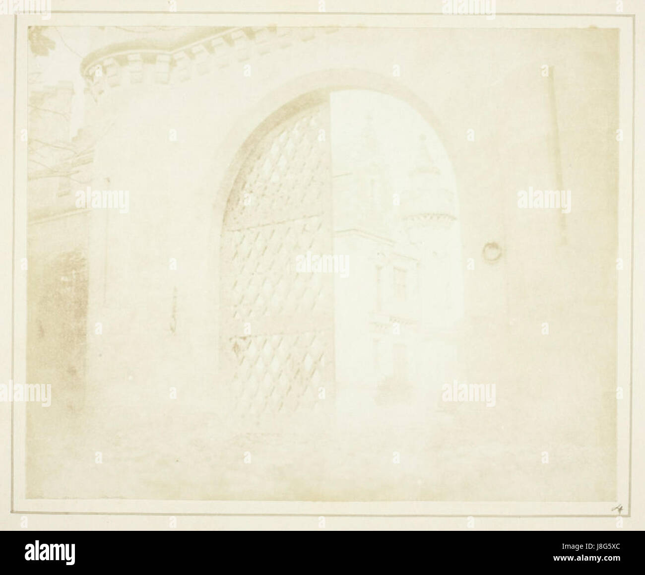 Questa fotografia di Henry Fox Talbot, intitolata "Entrance Gate, Abbotsford", raffigura le caratteristiche architettoniche del cancello d'ingresso alla Abbotsford House in Scozia. Cattura l'intricato design e il carattere storico del sito. Foto Stock