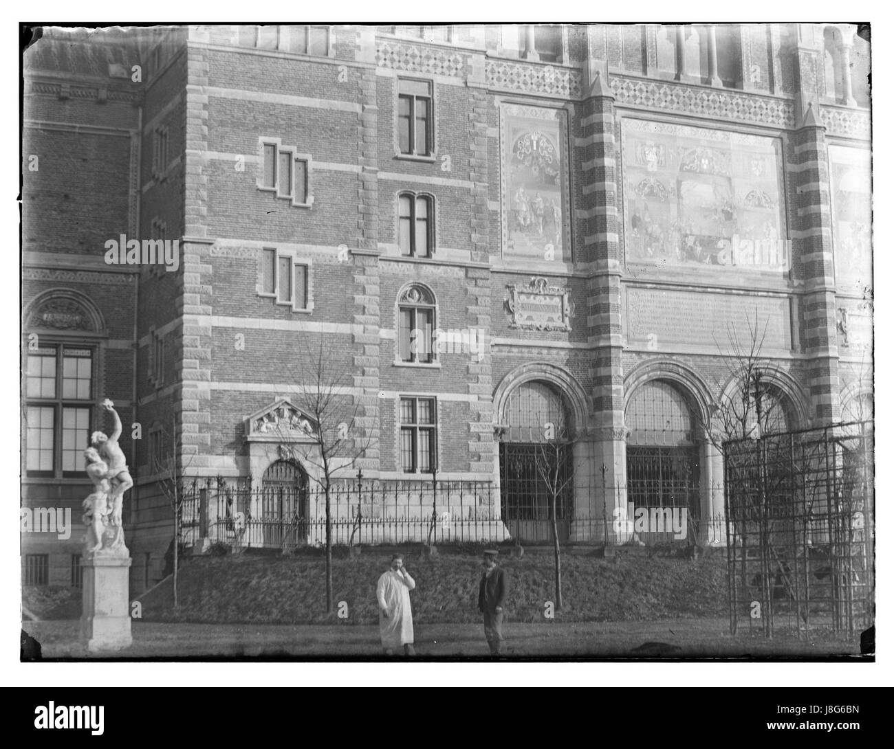 Un'immagine ad alta risoluzione della vista della strada Hobbemastraat da dietro il Rijksmuseum, scattata nel 1893. La fotografia offre un'occhiata alla storica Amsterdam e al suo ambiente urbano. Foto Stock