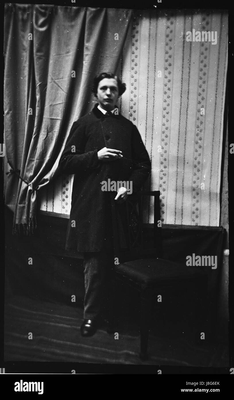 Jongeman dieci voeten uit, staand naast stoel, 1860 1870 (max res) Foto Stock