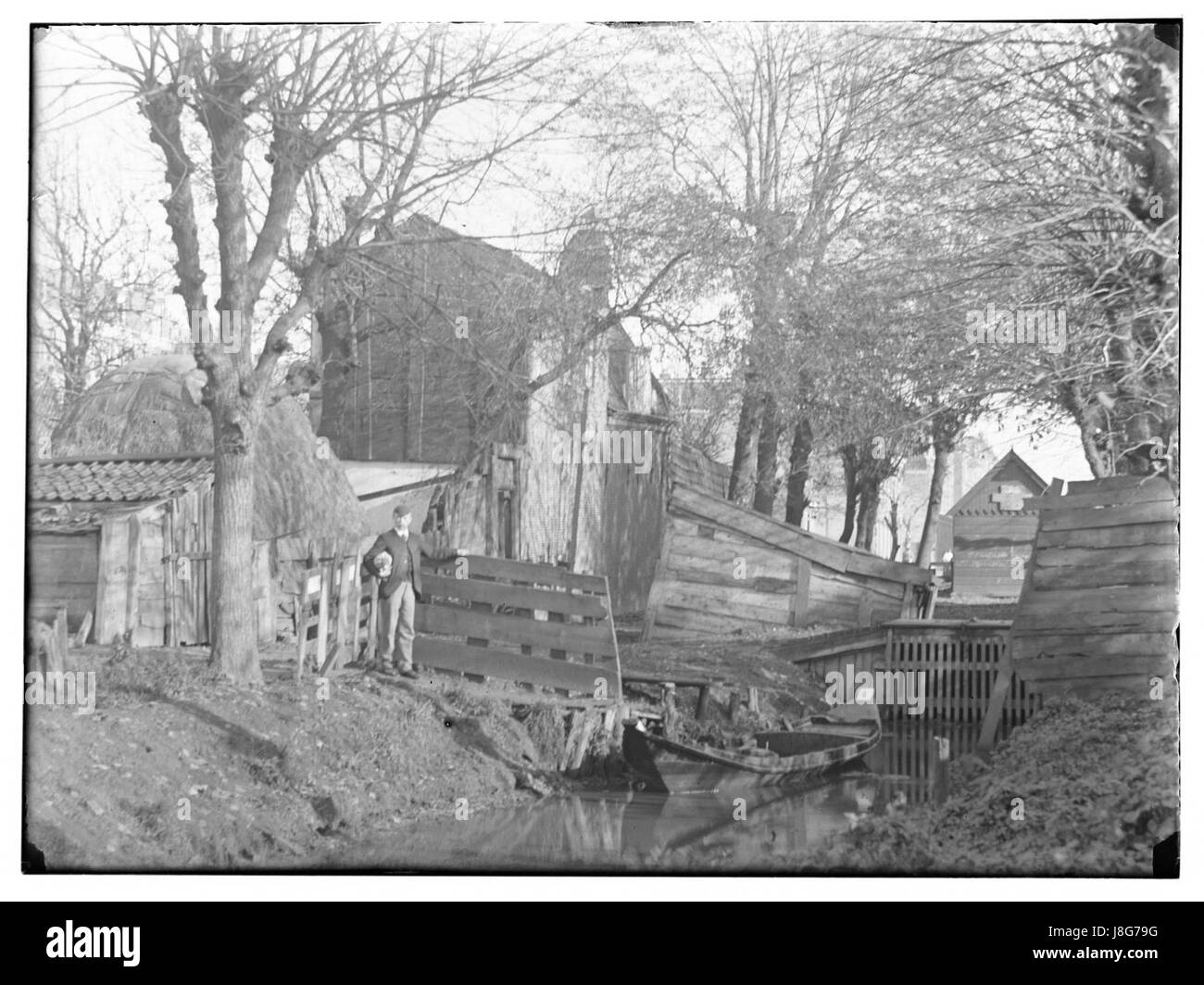 L'immagine è una fotografia scattata su Hedemakersstraat da Jacob Olie, un noto fotografo olandese. Questa fotografia cattura una scena dalla strada, mostrando la vita urbana durante il tempo. Foto Stock