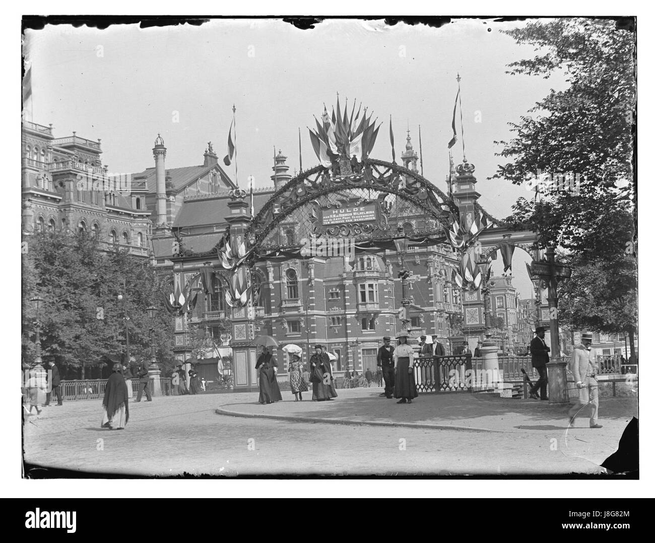 Questa immagine ad alta risoluzione di Leidseplein 26-30, catturata da Jacob Olie, raffigura la famosa piazza di Amsterdam. Conosciuta per il suo significato culturale, la piazza è una posizione chiave nella storia della città, che unisce architettura moderna e tradizionale. Foto Stock