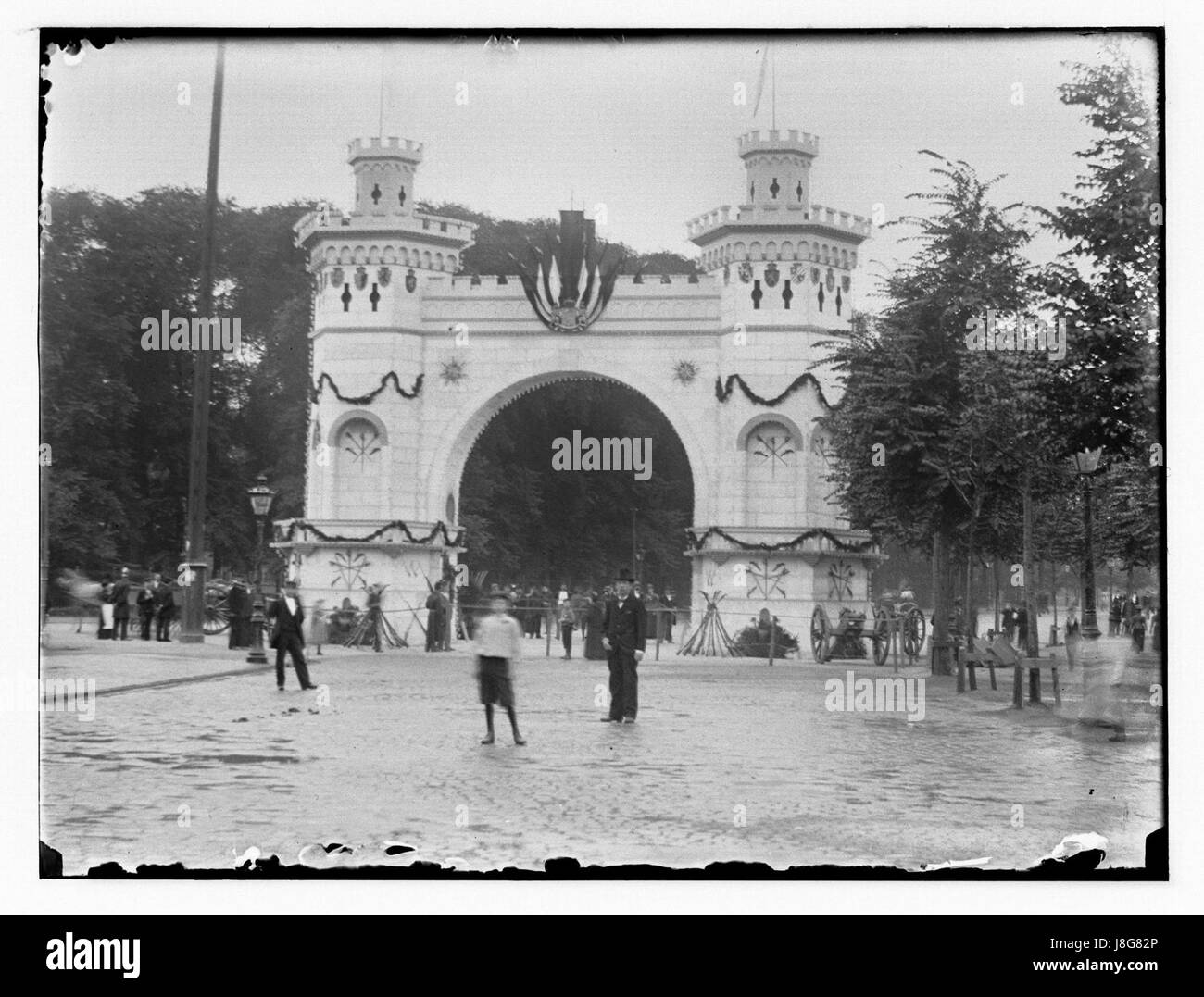 Questa fotografia, scattata da Jacob Olie, mostra Mauritskade, una strada importante di Amsterdam, che mostra la sua architettura urbana e il suo significato storico. La fotografia di Olie è nota per aver catturato paesaggi urbani dettagliati. Foto Stock