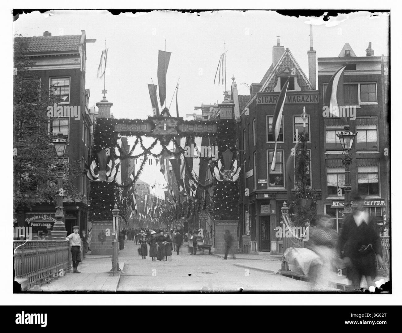 Jacob Olie (1834-1905) è stato un fotografo olandese noto per aver catturato i paesaggi urbani di Amsterdam. "Muiderstraat" si riferisce a una strada di Amsterdam, suggerendo che si tratta di una fotografia ad alta risoluzione di Olie che raffigura Muiderstraat. Foto Stock