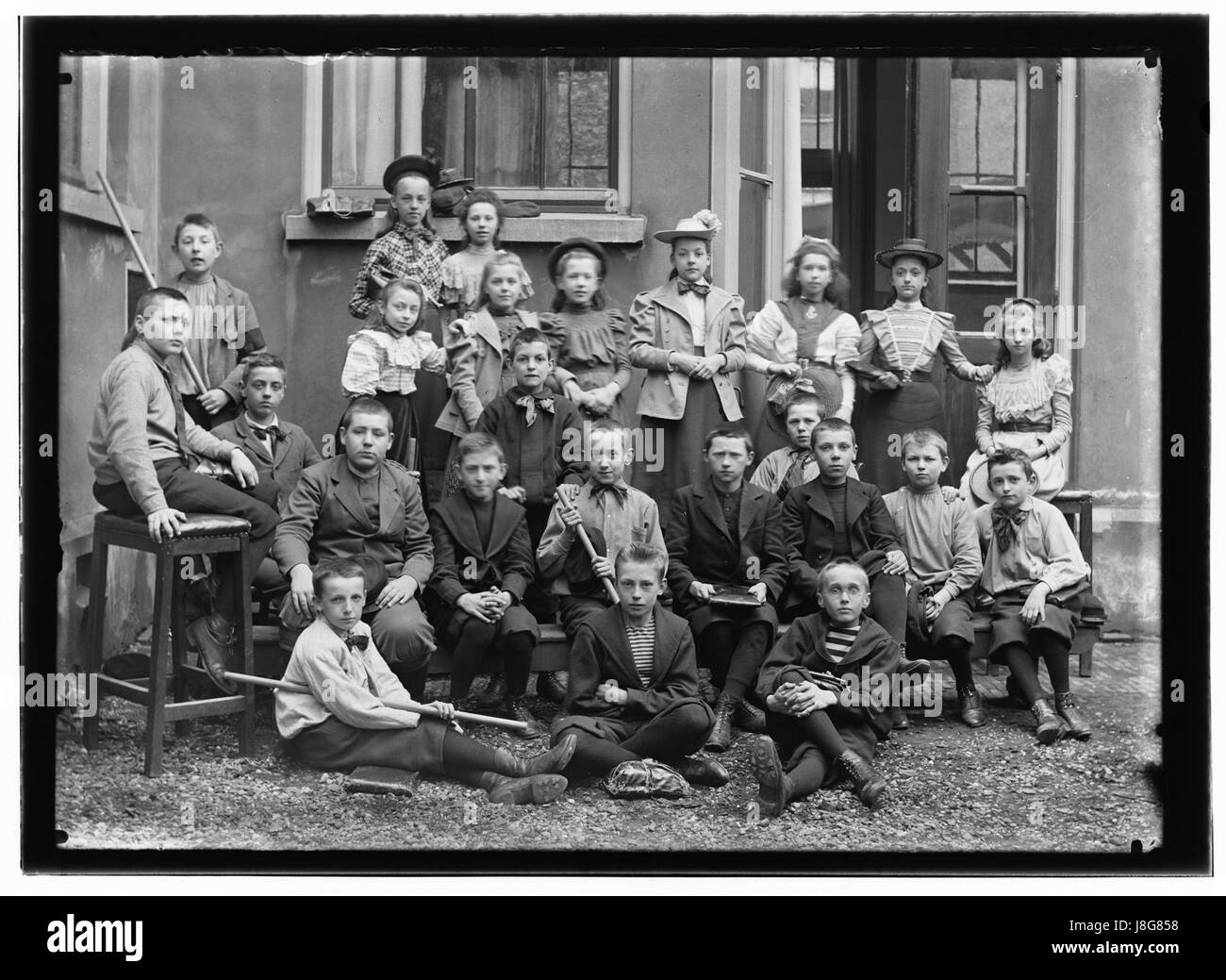 Questa fotografia, scattata da Jacob Olie, cattura un'immagine di Halsstraat (Frans) 16, un luogo storico nei Paesi Bassi. La foto mostra le caratteristiche architettoniche del buildingâ, offrendo una registrazione visiva delle sue condizioni e dell'ambiente circostante in quel momento. Foto Stock