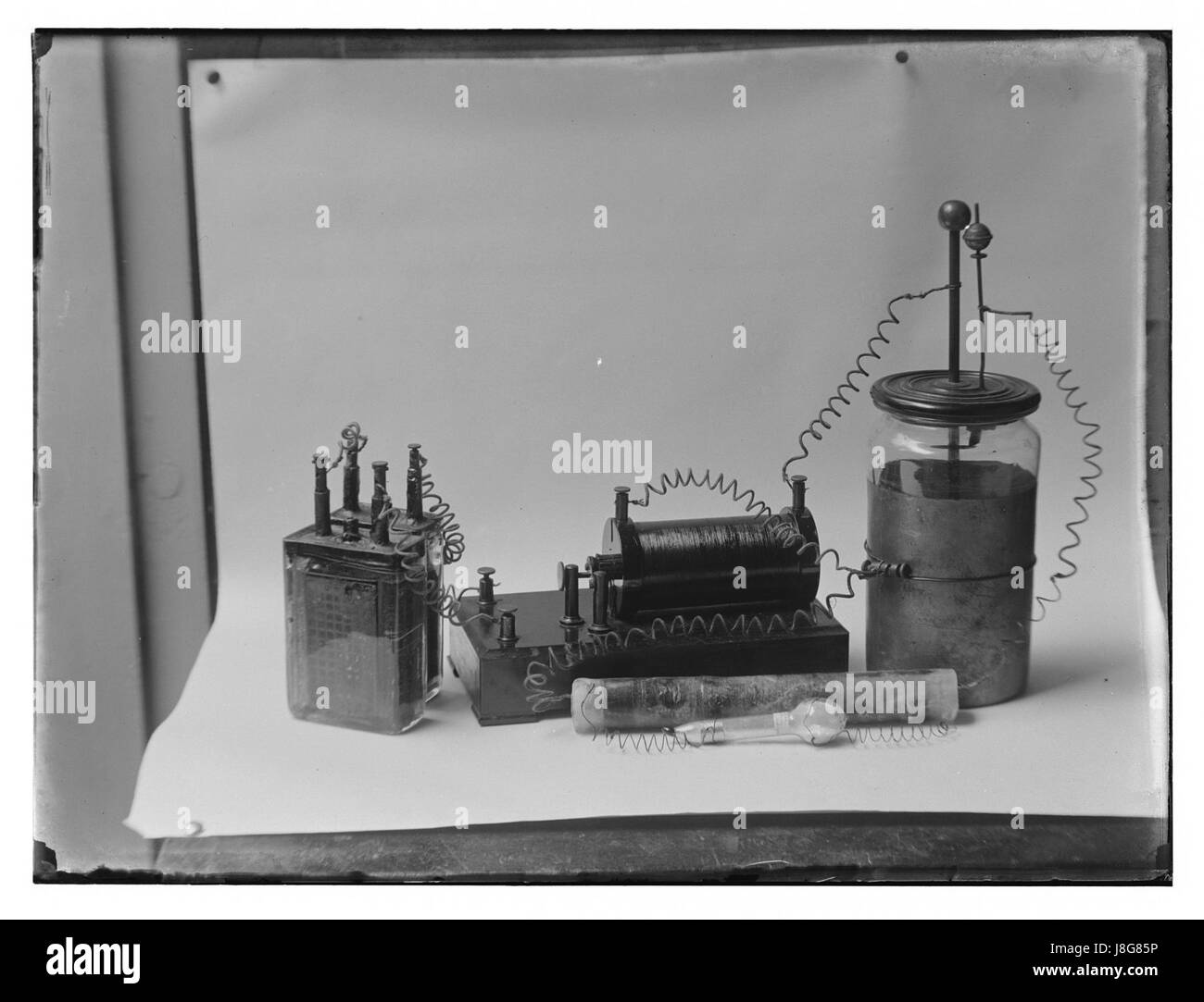Si riferisce alla società energetica Gemeente Energiebedrijf, che si occupava della produzione di energia elettrica e accumulatori, con riferimento a Jacob Olie, potenzialmente una figura storica o fondatore di una società. Foto Stock
