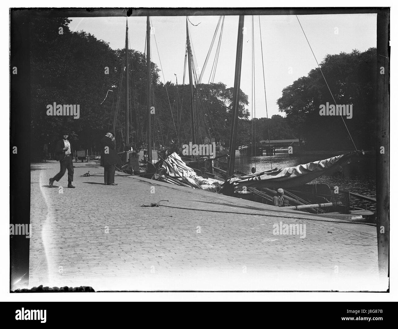 Questa immagine mostra una fotografia di Hoorn, scattata da Jacob Olie. La foto proviene da un archivio storico, che cattura la città di Hoorn nei Paesi Bassi durante il XIX secolo. Mostra il paesaggio urbano e l'architettura dell'epoca. Foto Stock