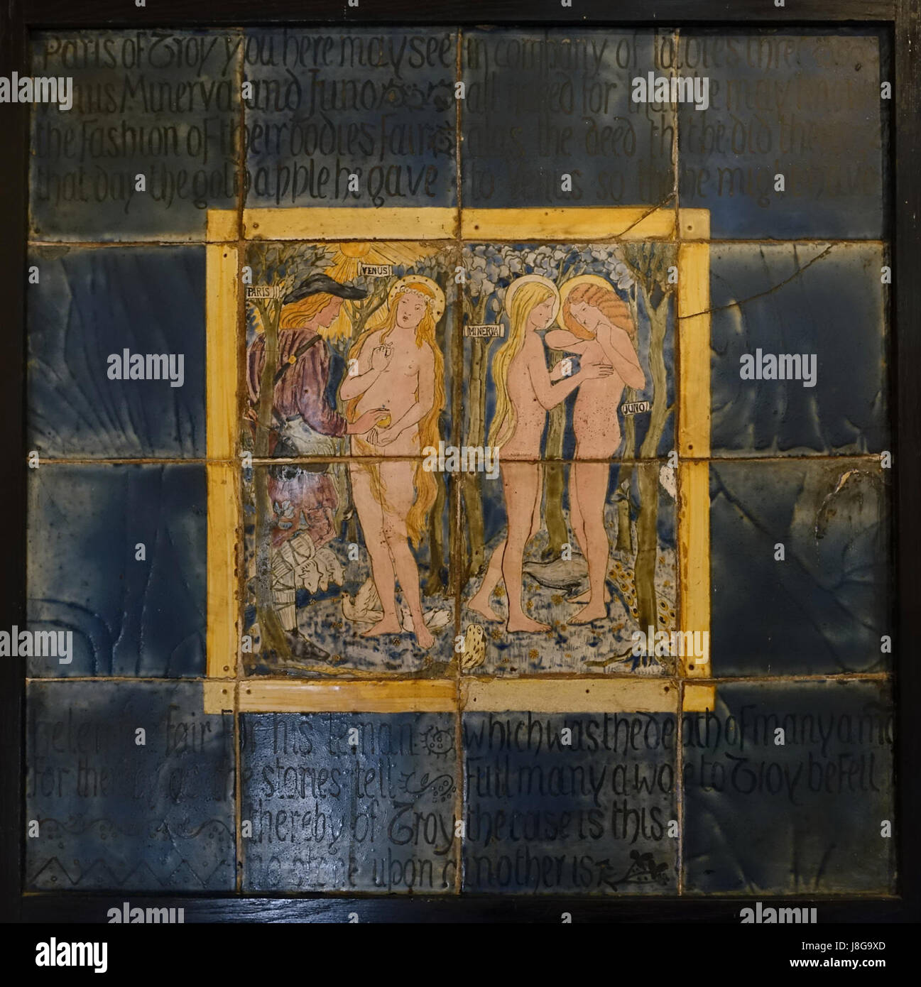 Le piastrelle in ceramica "Judgment of Paris" a Kelmscott Manor nell'Oxfordshire, Inghilterra, raffigurano la scena mitologica in cui Parigi sceglie la dea più bella. Le piastrelle fanno parte del movimento Arts and Crafts, che mette in mostra design e artigianato intricati. Foto Stock