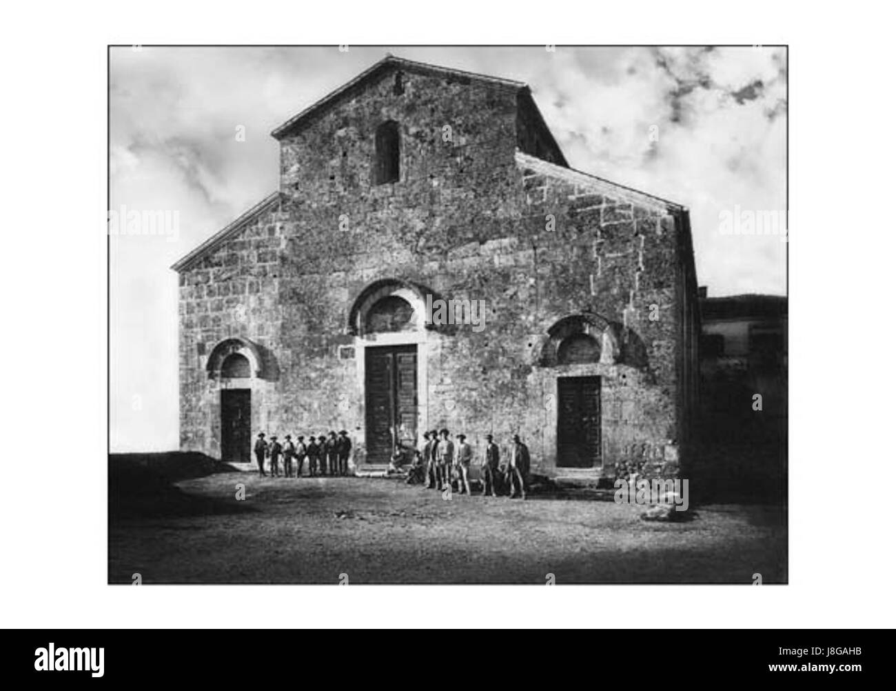 La storica Cattedrale dei SS Giovanni e Paolo in Ferentino è un importante edificio religioso con una ricca storia. È conosciuta per il suo stile architettonico romanico e il suo significato per la comunità locale. La cattedrale è un punto di riferimento fondamentale a Ferentino, in Italia, e offre uno scorcio sul passato medievale della città. Foto Stock