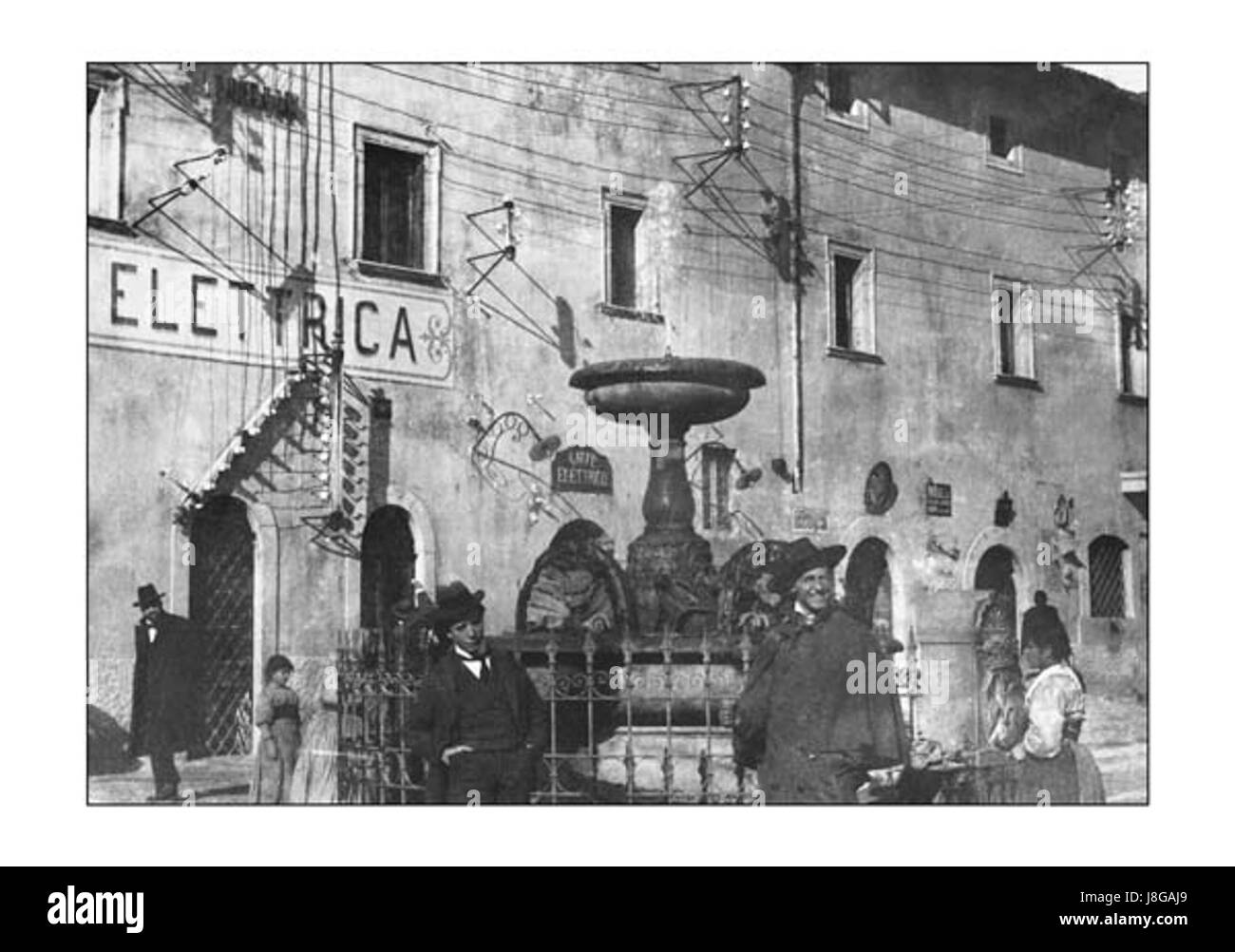 La storica Piazza V Emanuele II a Ferentino è una piazza centrale situata nel quartiere storico della città. La piazza e' circondata da edifici notevoli, che rappresentano il patrimonio architettonico della citta' e che offrono uno scorcio del suo passato. Foto Stock La storica Piazza V Emanuele II a Ferentino è una piazza centrale situata nel quartiere storico della città. La piazza e' circondata da edifici notevoli, che rappresentano il patrimonio architettonico della citta' e che offrono uno scorcio del suo passato. Foto Stock