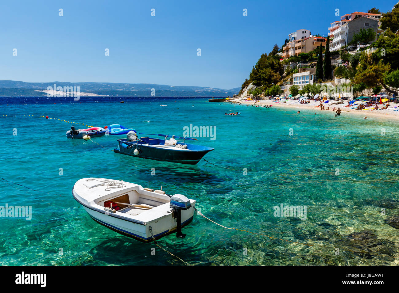 Barche a motore in una tranquilla baia vicino a Spalato, Croazia Foto Stock