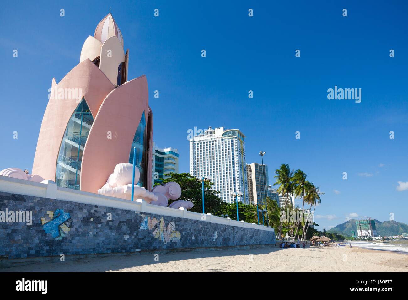 Nha Trang, Vietnam - Dicembre 09, 2015: vista diurna di Tram Huong (Fiore di Loto) Torre e Nha Trang skyline in una giornata di sole in data 9 dicembre 2015, Nha Foto Stock