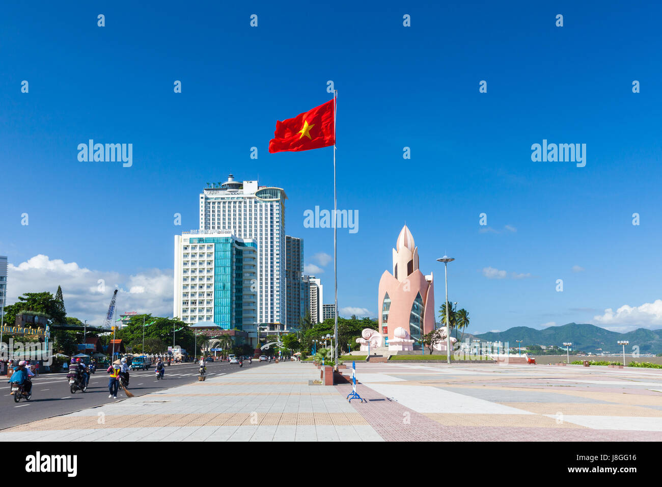 Nha Trang, Vietnam - Dicembre 09, 2015: vista diurna di Tram Huong (Fiore di Loto) Torre e Nha Trang skyline in una giornata di sole in data 9 dicembre 2015, Nha Foto Stock