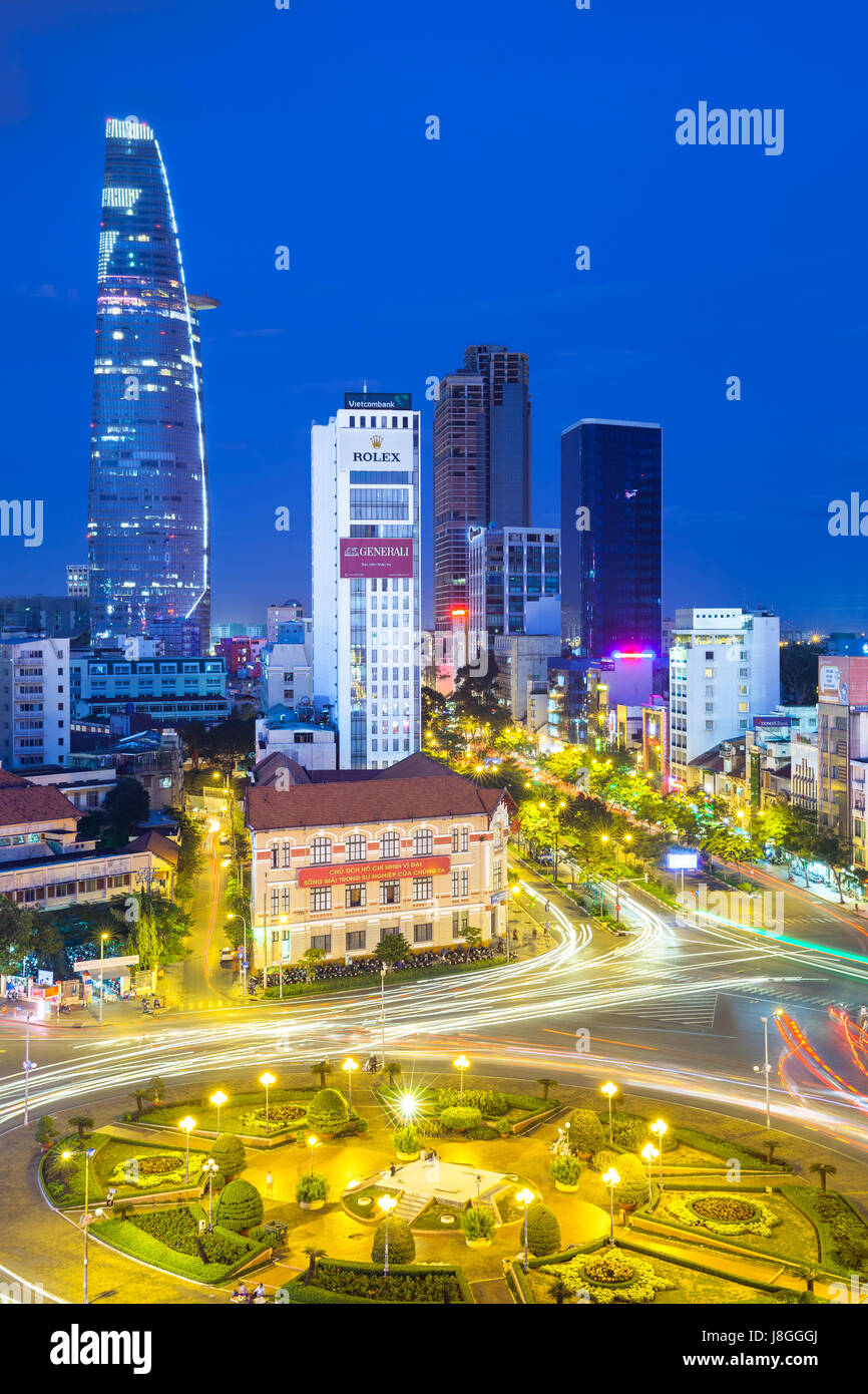 La città di Ho Chi Minh, Vietnam - Novembre 21, 2015: Vista della città dopo il tramonto con Bitexco torre finanziaria sullo sfondo il 21 novembre 2015 in essere Foto Stock