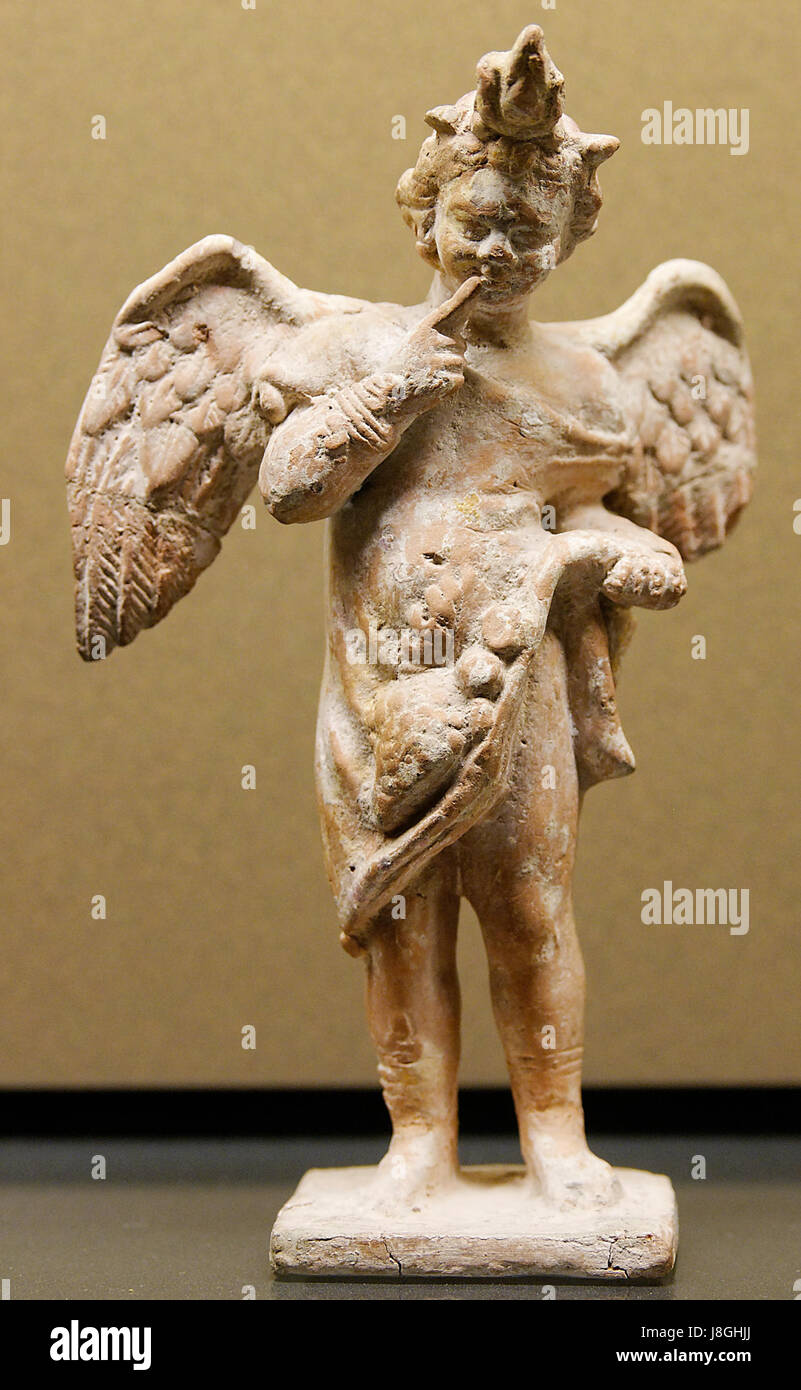 Harpocratic Eros è una scultura classica che rappresenta una figura giovanile, spesso associata al dio greco della guarigione, Asclepio. Questo pezzo specifico, ospitato al Louvre, combina elementi di amore e guarigione, tipici dell'arte greco-romana. Foto Stock