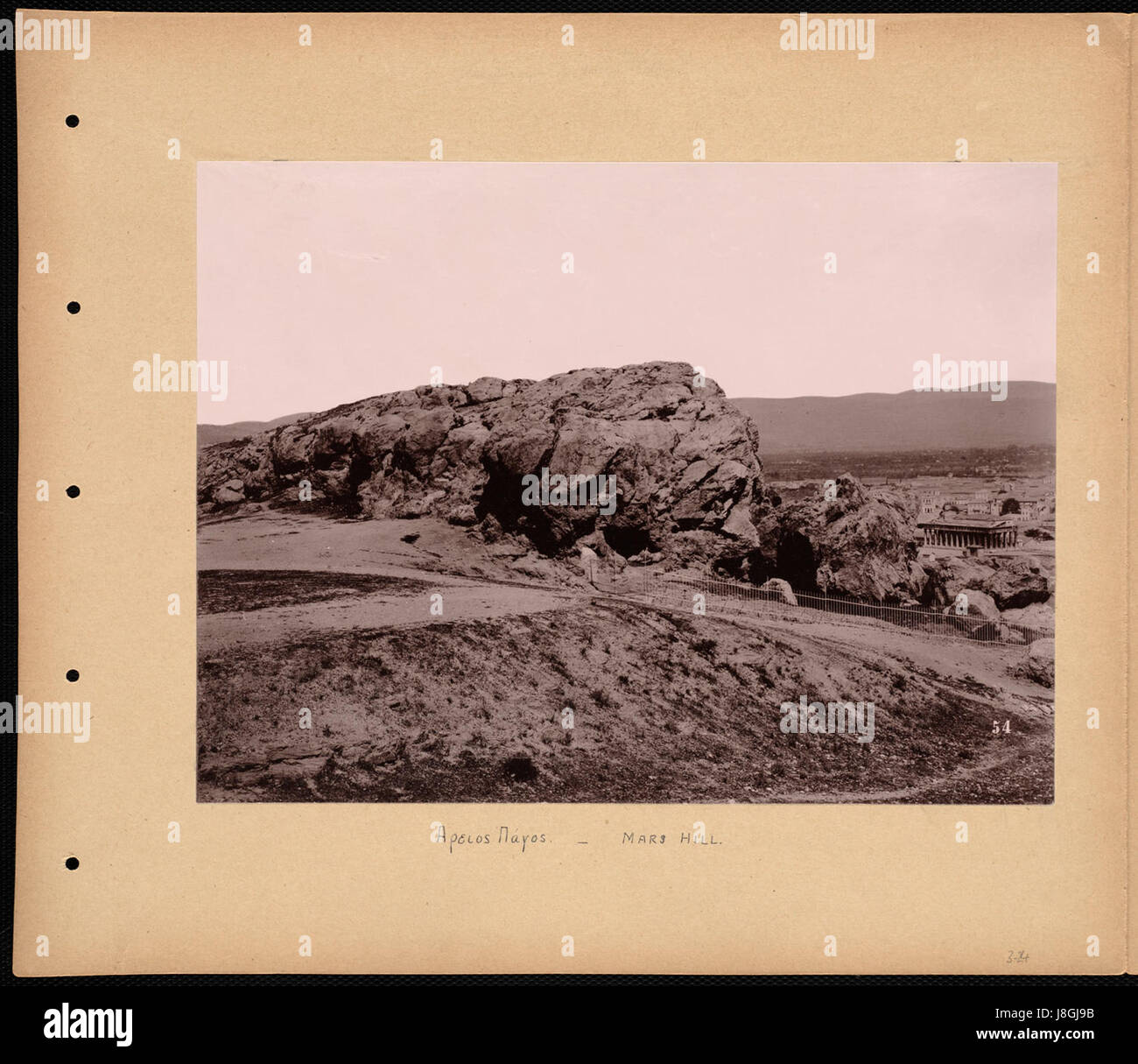 I caratteri greci sulla collina di Marte si riferiscono a iscrizioni o testi associati al sito storico di Atene, in Grecia, noto per la sua connessione con l'antica filosofia greca e la storia paleocristiana. Foto Stock