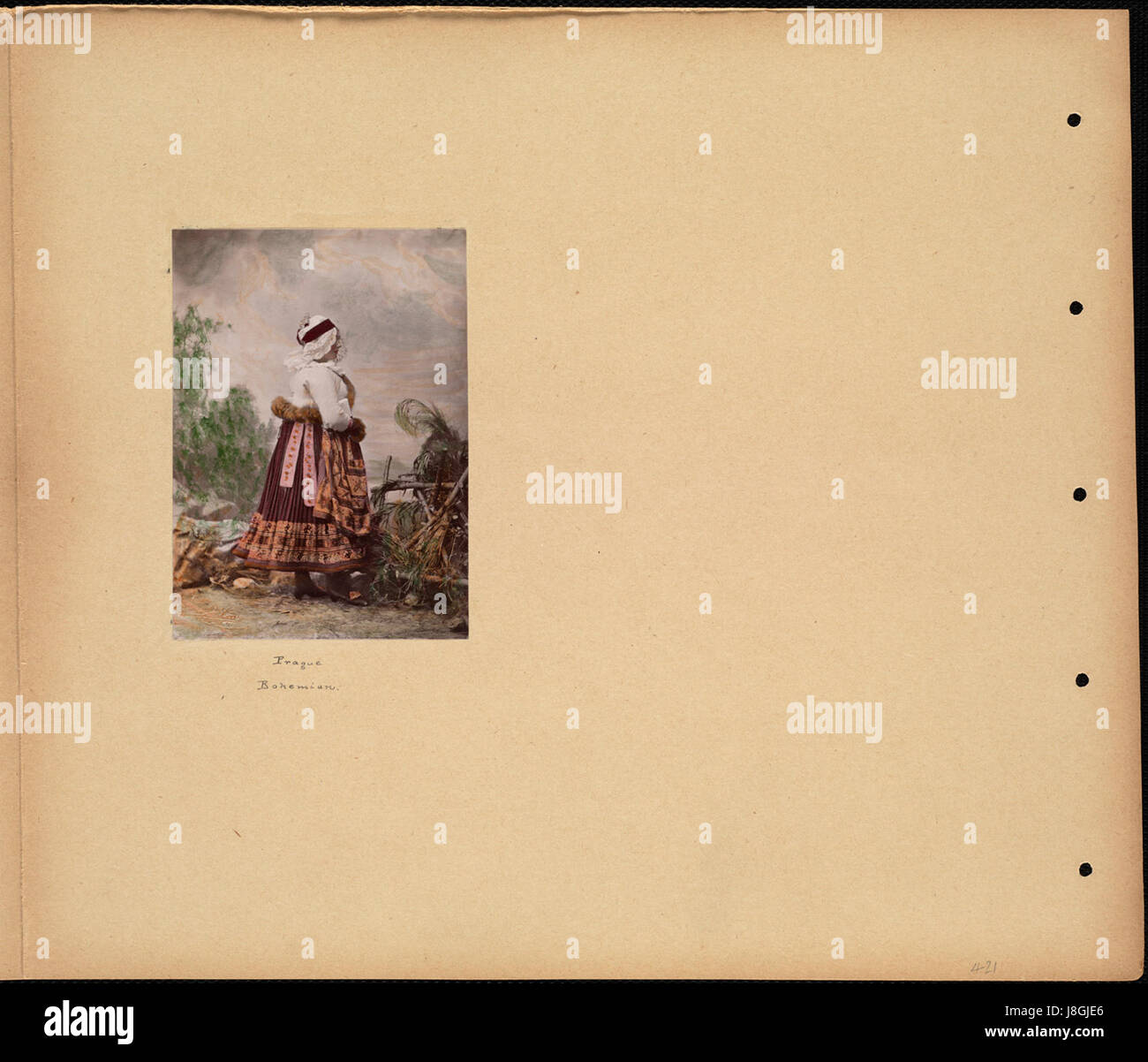 Questa fotografia colorata a mano raffigura una figura boema di Praga, una regione storicamente conosciuta per il suo patrimonio culturale e artistico. L'immagine fa parte di una collezione ospitata presso la Boston Public Library. Foto Stock