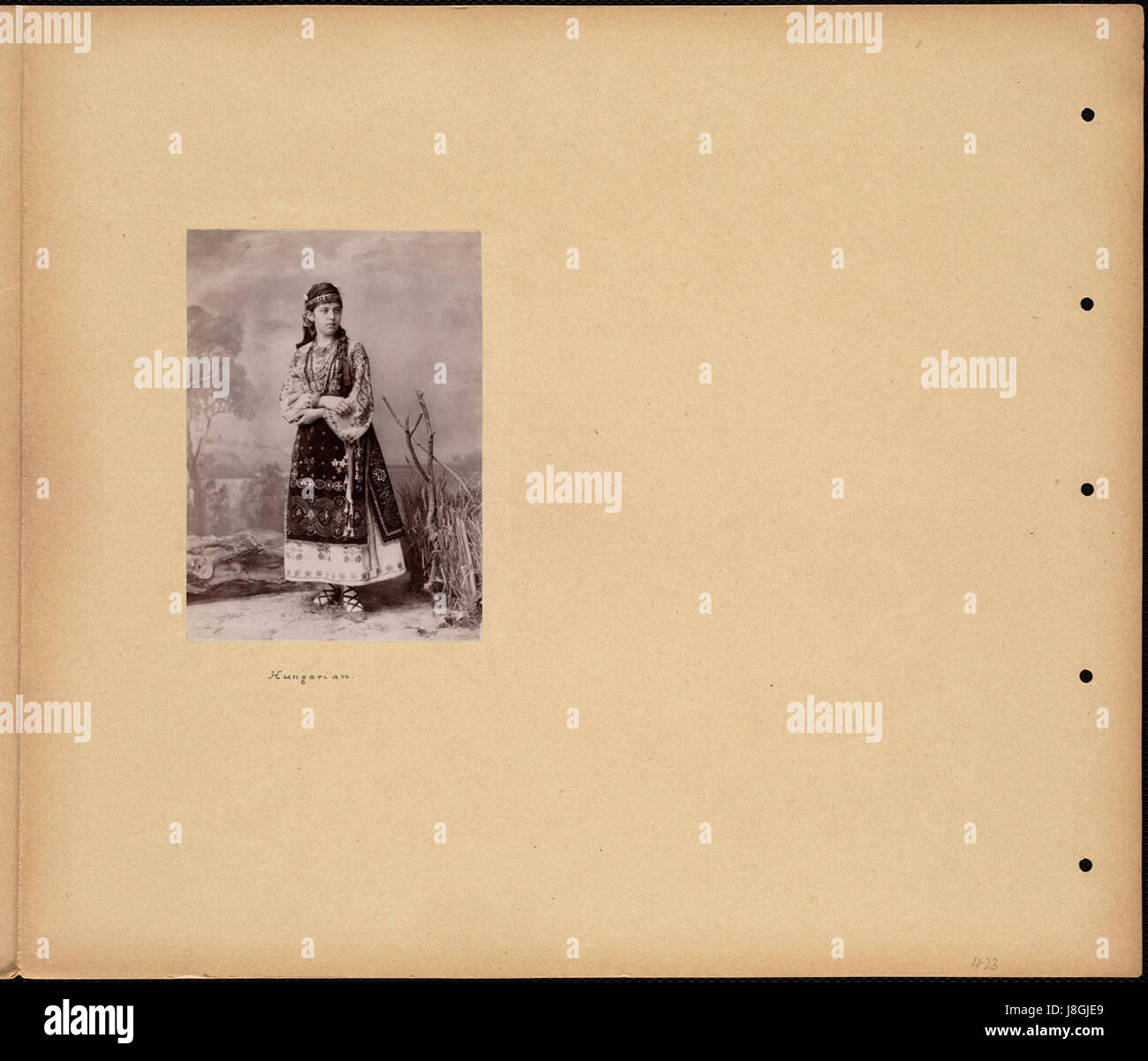 Questa fotografia mostra una donna ungherese vestita con un abbigliamento tradizionale. Il suo abbigliamento riflette il patrimonio culturale ungherese e il ruolo storico dell'abbigliamento nell'esprimere identità e tradizioni regionali. Foto Stock