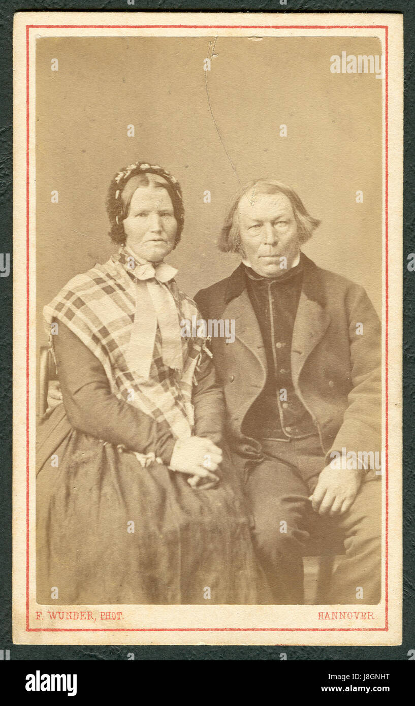 Questo titolo si riferisce a una fotografia della carta de visite (CDV) di Friedrich Karl Wunder, raffigurante una coppia anziana. I videoregistratori erano formati fotografici popolari nel XIX secolo e questa immagine mette in risalto il lavoro di un famoso fotografo. Foto Stock