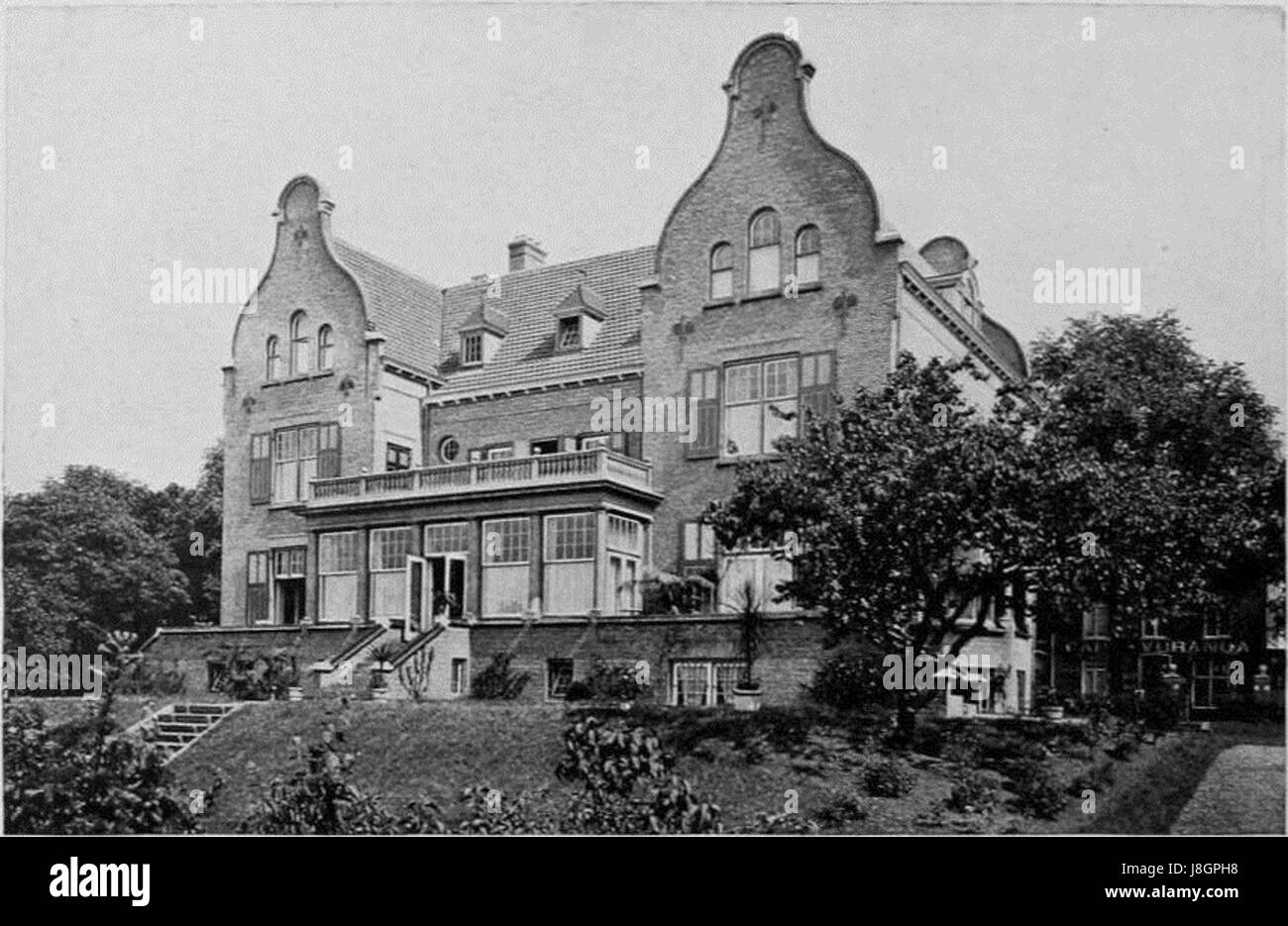 Un'immagine di Huize Ernst Casimir, un edificio storico a Roermond, progettato da Eduard Cuypers, noto per le sue caratteristiche architettoniche distintive. Foto Stock