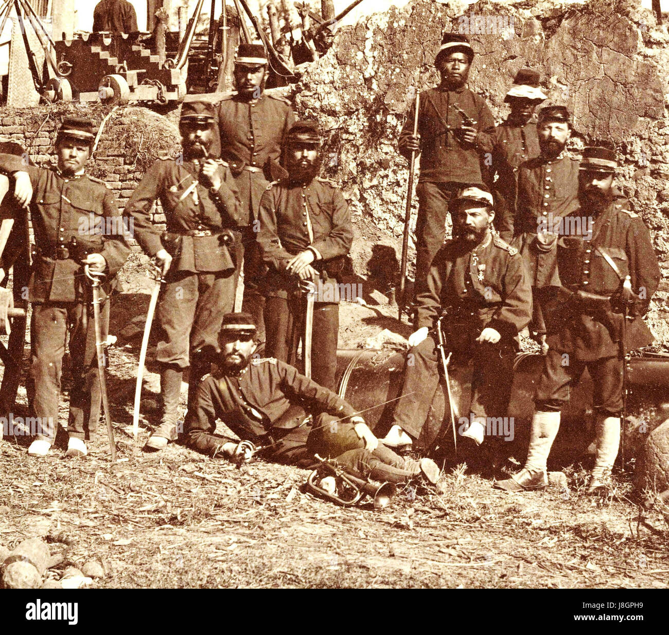 Groep officieren van het li raffigura un gruppo di ufficiali di una specifica unità militare. Questa fotografia o illustrazione storica offre approfondimenti sull'abbigliamento militare, la struttura del grado e il ruolo degli ufficiali nell'unità. Foto Stock