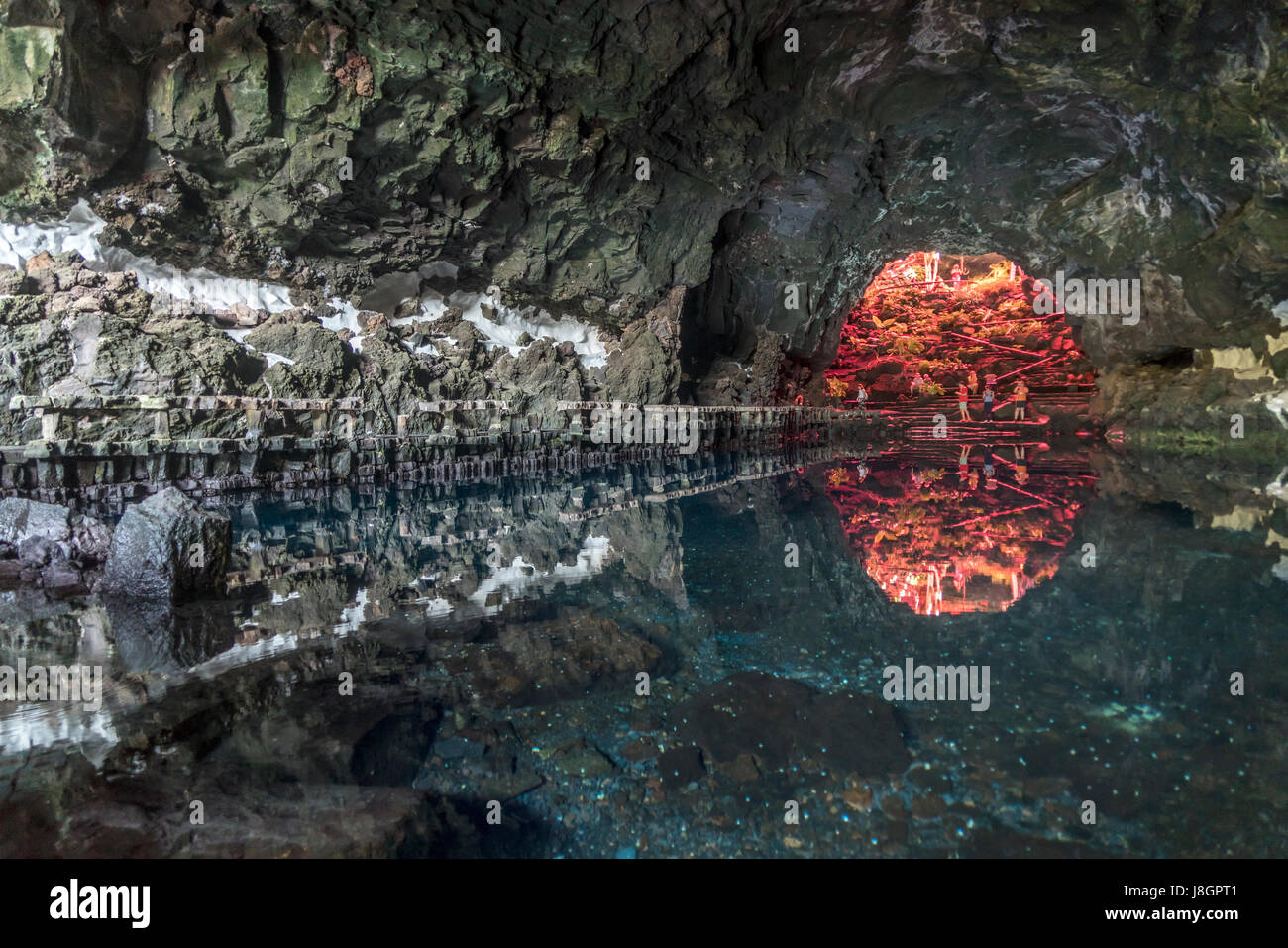 Vedere in der Lavaröhre Jameos del Agua, Haria, Insel Lanzarote, Kanarische isole, Spanien | lago al tubo di lava Jameos del Agua, Haria, Lanzarote, C Foto Stock
