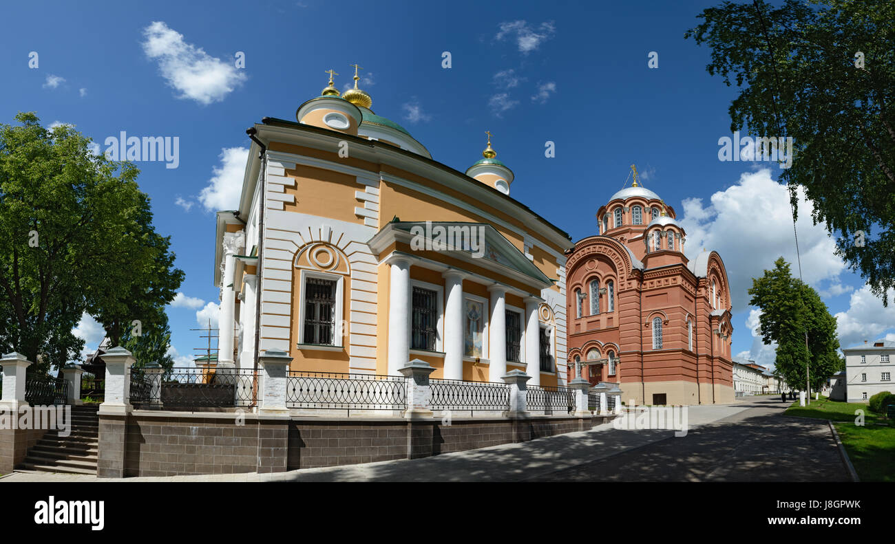 La vista verso Pokrovsky e St Nicholas cattedrali lungo la central alley street da parrocchia domenica-scuola di intercessione Khotkovo Monastero, Mosca Foto Stock