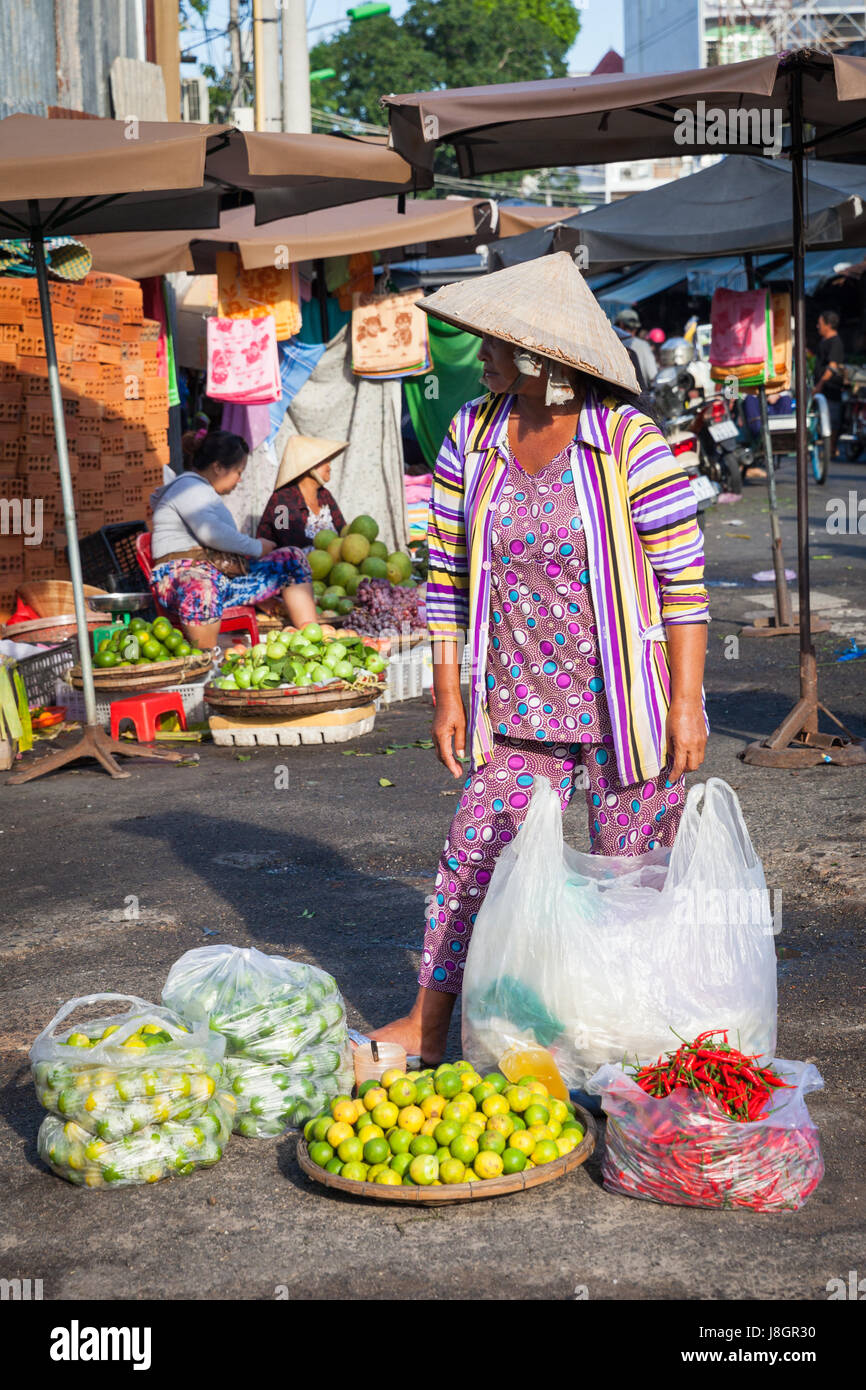 Nha Trang, Vietnam - Dicembre 02, 2015: donna vietnamita nel cappello conico vendita di verdura alla strada del mercato, Nha Trang, Vietnam sul dicembre 02, 20 Foto Stock