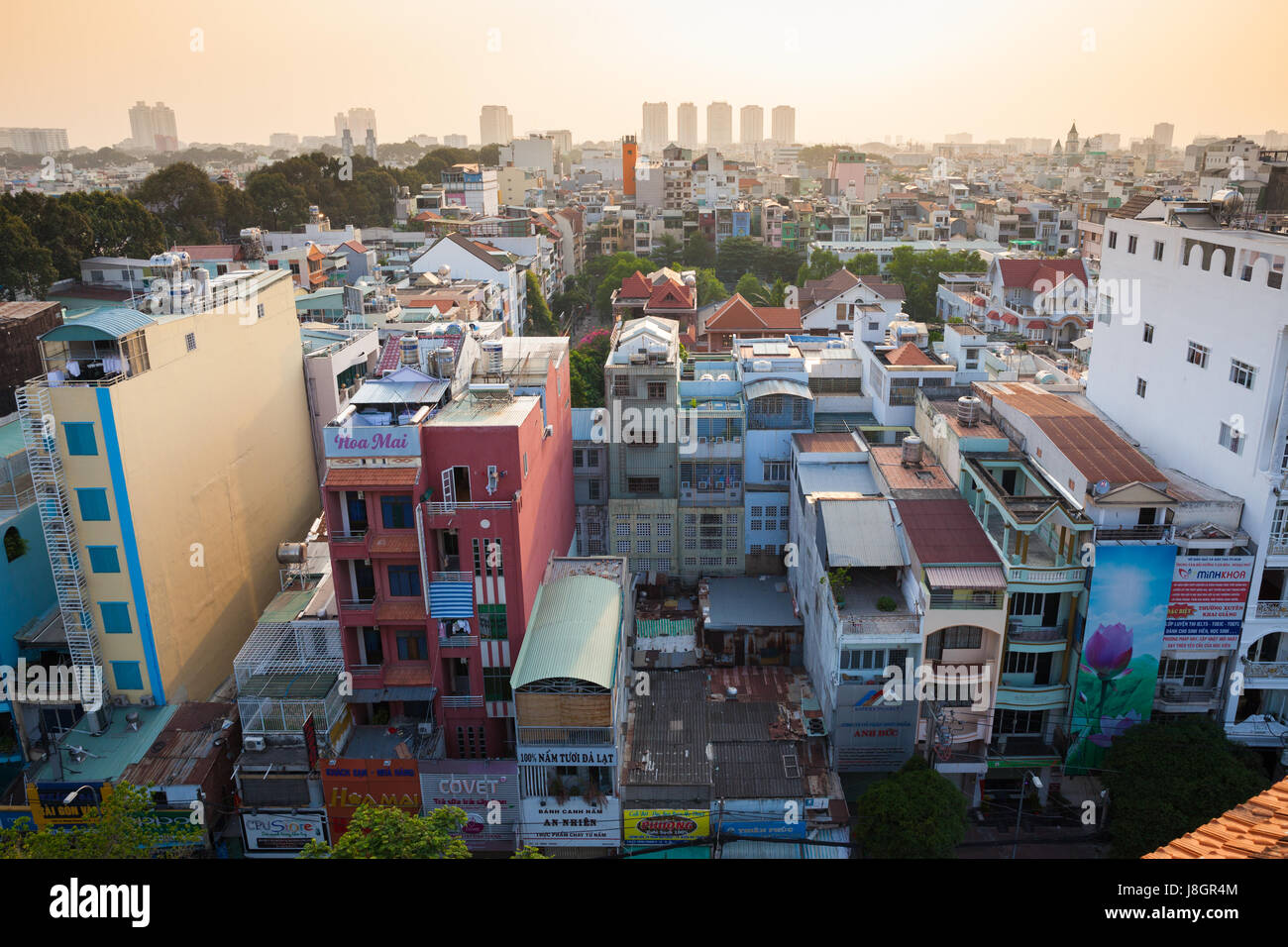 La città di Ho Chi Minh, Vietnam - Febbraio 08, 2016: vista al tramonto della skyline della città dal Viet Nam Quoc Pagoda di Tu in Ho Chi Minh City, Vietnam nel febbraio 08, 2 Foto Stock