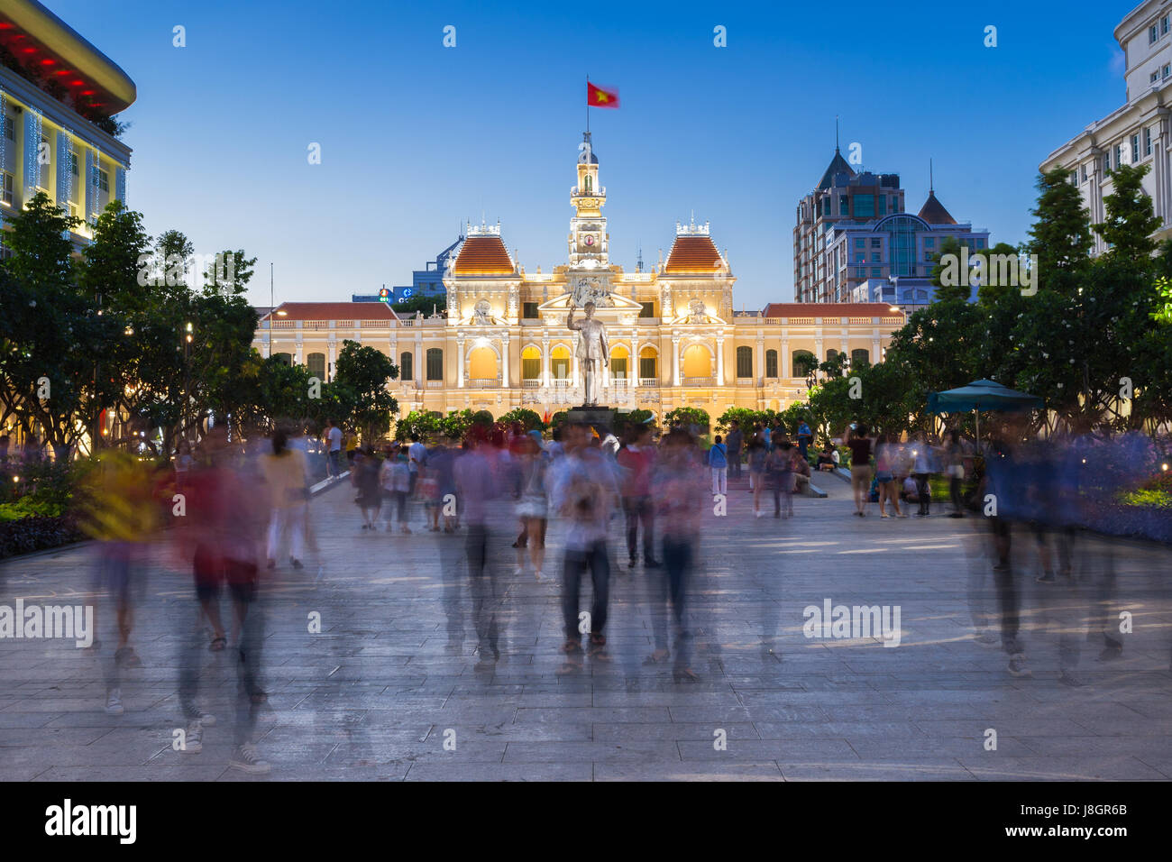 La città di Ho Chi Minh, Vietnam - 14 Febbraio 2016: Le persone sono a piedi e per scattare foto di fronte al municipio edificio, Ho Chi Minh City, Vietnam sul Foto Stock