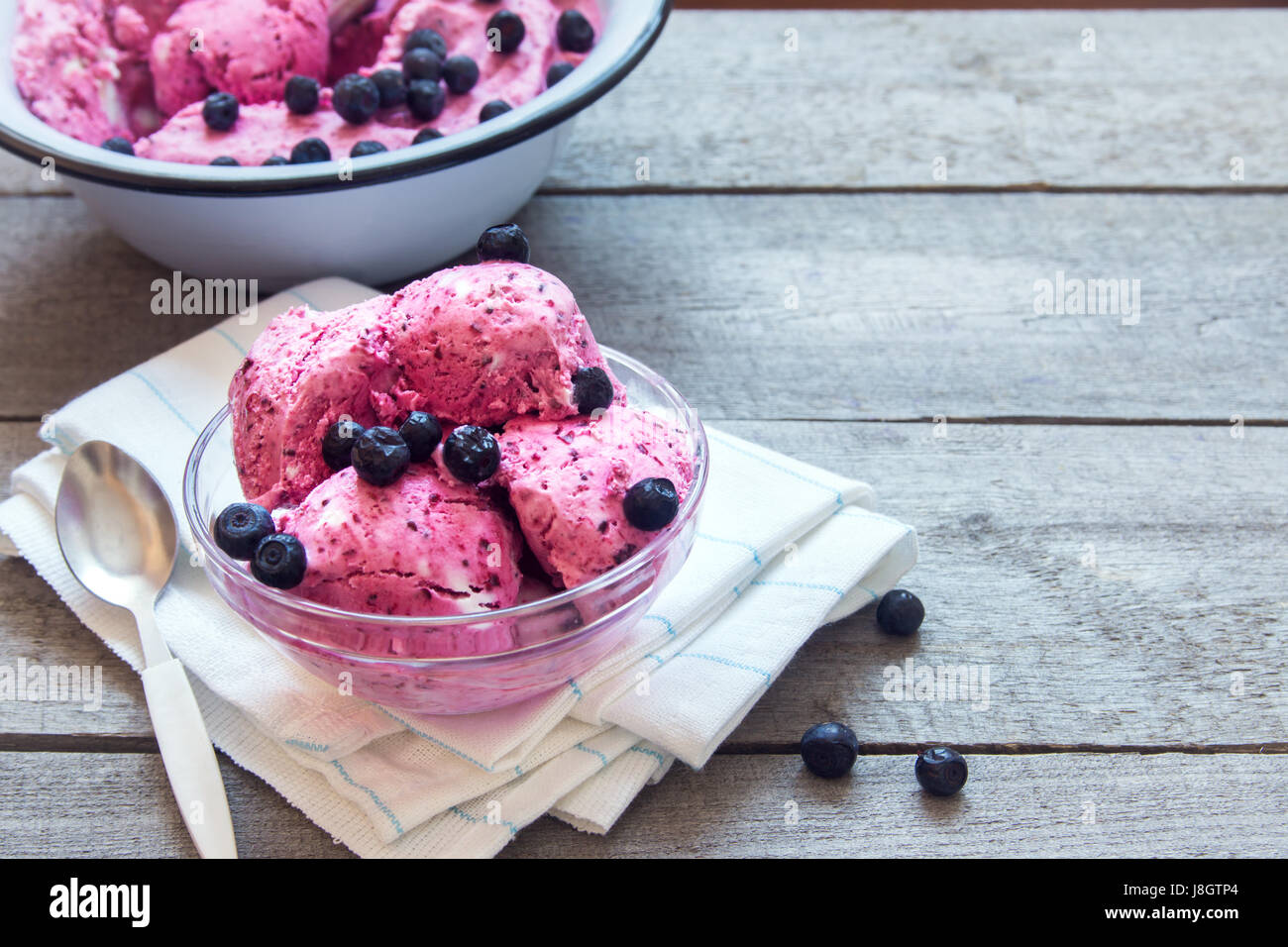 In casa sano materie vegan banana e berry ice cream (gelato, nicecream) condito con mirtilli organici - una sana dieta vegetariana vegan frutta cruda Foto Stock