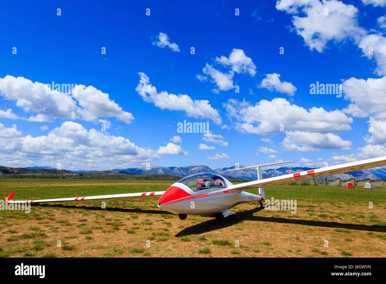 Schempp-Hirth Duo Discus glider sul terreno a Sisteron, Francia, con un cielo pieno di nuvole Foto Stock