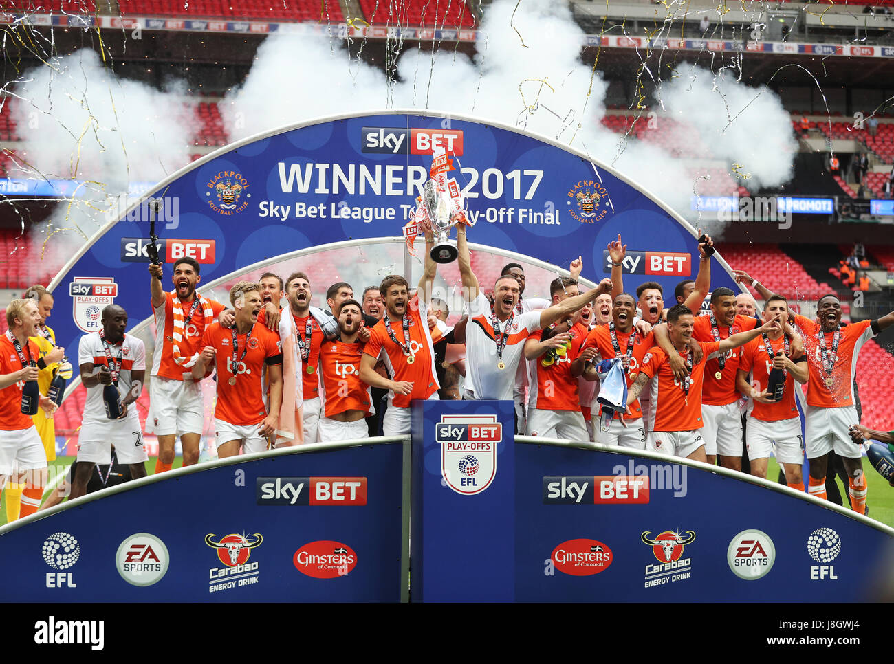 Blackpool celebrare con il trofeo dopo la scommessa del Cielo lega due play-off finale allo stadio di Wembley, Londra. Foto Stock