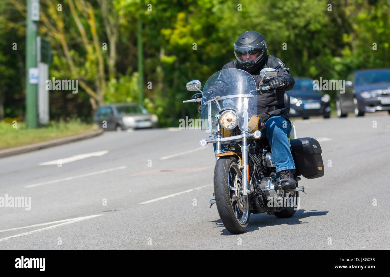 Moto Harley Davidson. Uomo che guida una Harley Davidson Motorcycle. Harley Davidson. Foto Stock