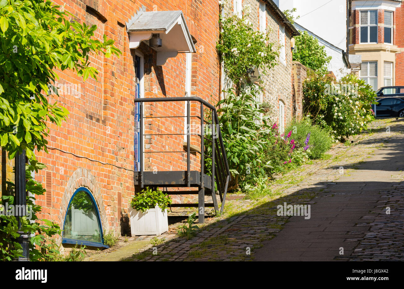 Case in una stretta corsia su una collina del sonno nella storica città mercato su Arundel nel West Sussex, in Inghilterra, Regno Unito. Foto Stock