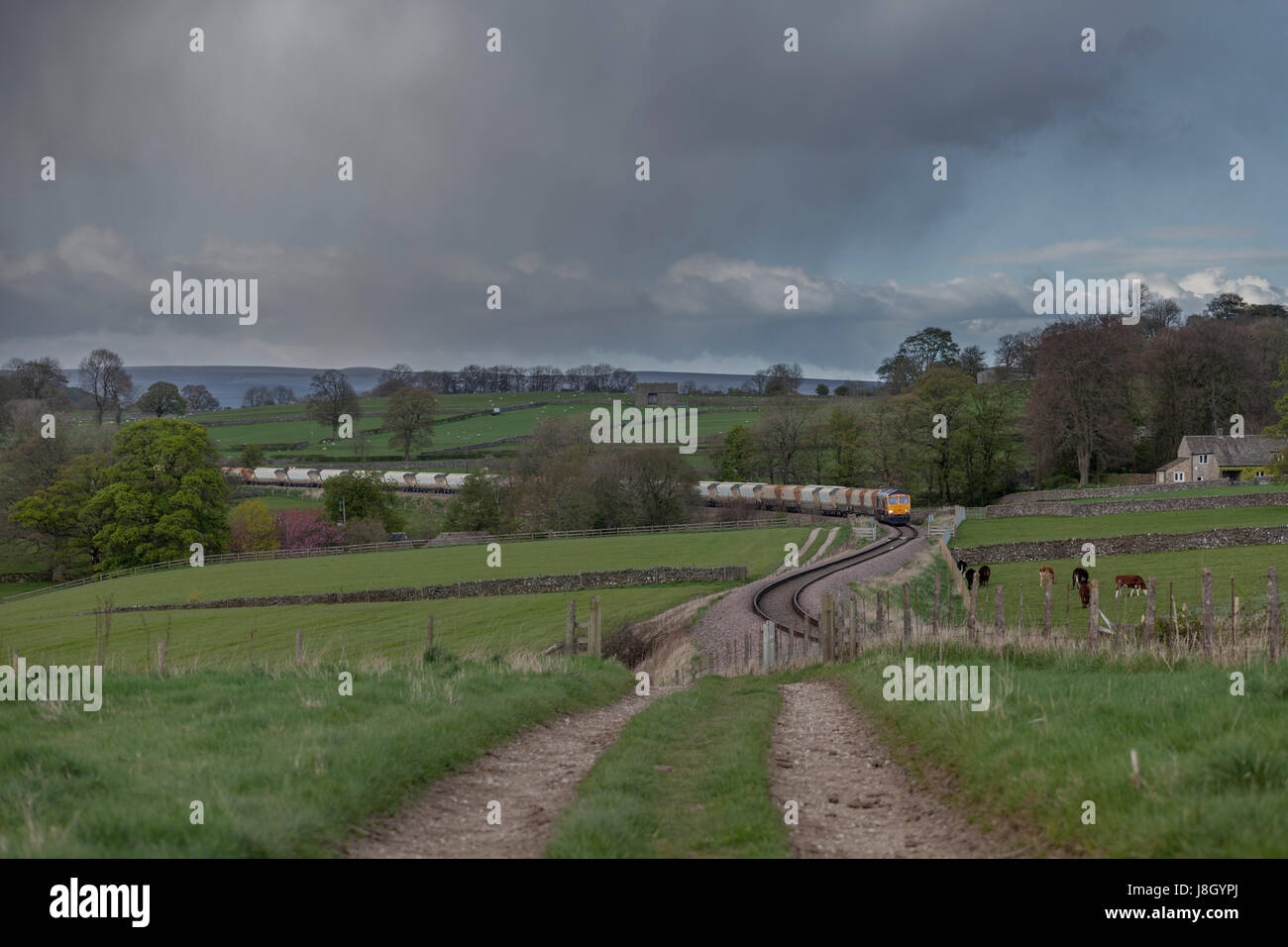 24/04/2017 (Mon) Rylstone (nord di Skipton, Rylstone branch) GB classe di merci su rotaie 66 alaggio Rylstone - Leeds pietra Hunslet treno merci Foto Stock