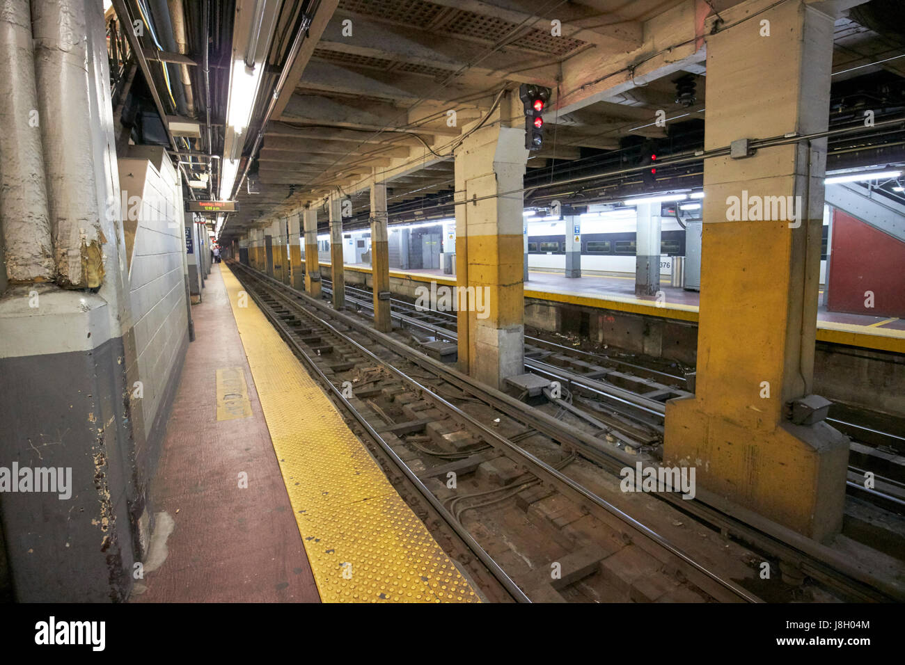 La metropolitana treno Amtrak vie stazione Penn di New York City STATI UNITI D'AMERICA Foto Stock
