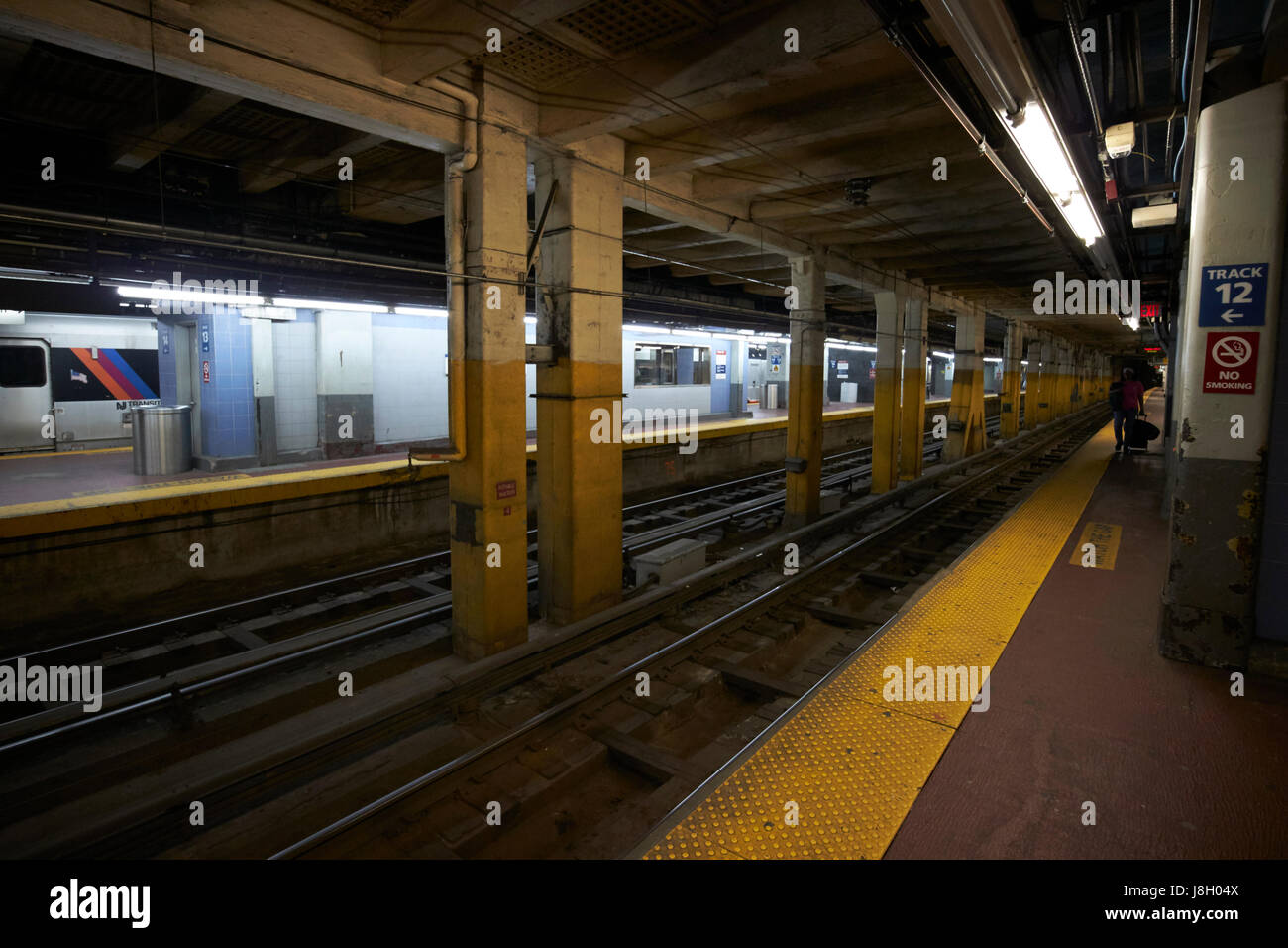 La metropolitana treno Amtrak vie stazione Penn di New York City STATI UNITI D'AMERICA Foto Stock